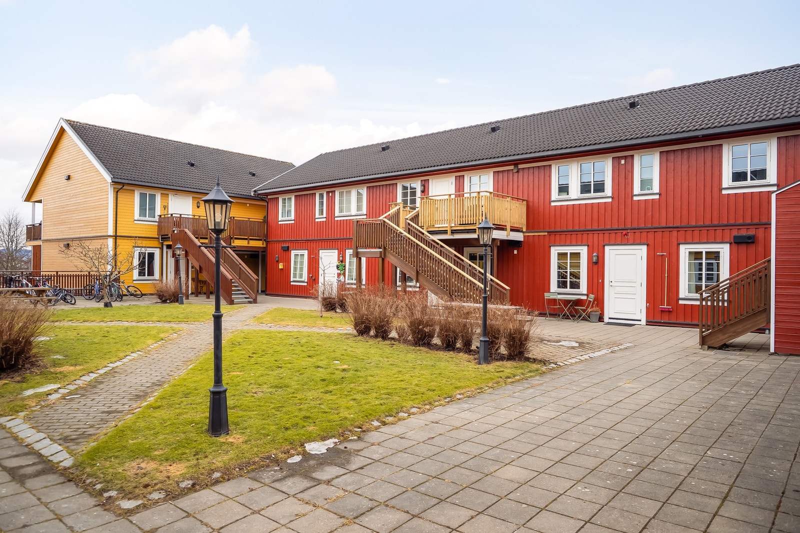 Leiligheten ligger fint til i et rolig kvartal med pent opparbeidet fellesareal i midten. Leiligheten har p-plass i garasjekjeller. Galleribilde