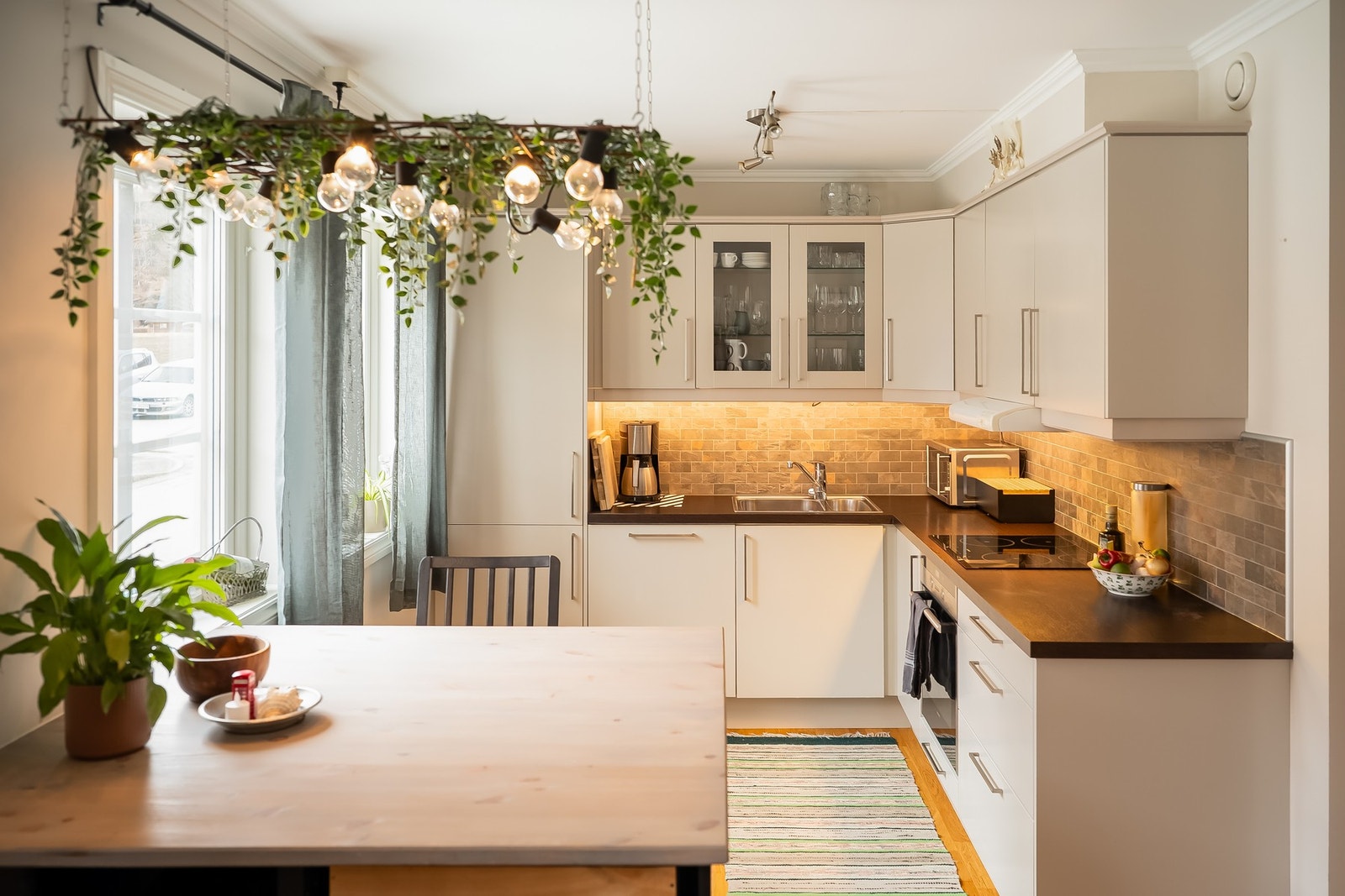 Stor praktisk kjøkkenøy ved kjøkken som også fungerer som en spiseplass. Kjøkkenøyen er bygget sommer 2024, fryseskap i kjøkkenøyet er frittstående, men inngår i salg. Galleribilde