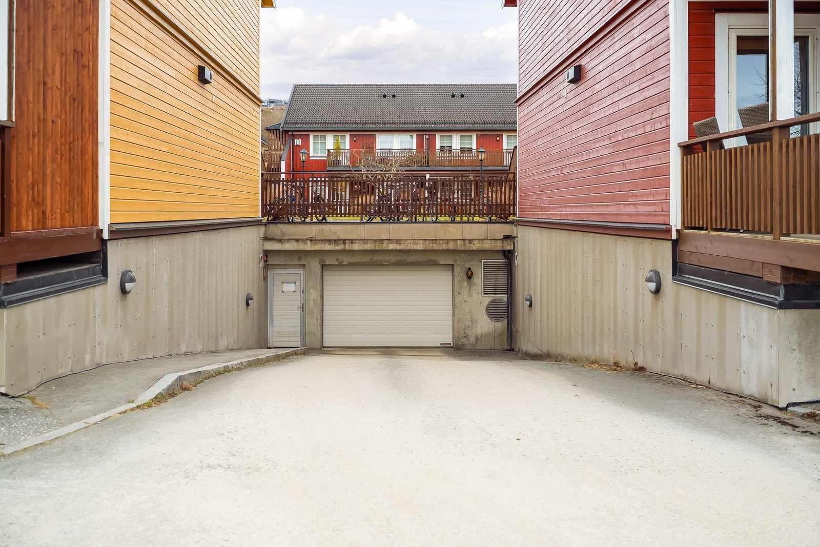 Nedkjøring til parkeringskjeller. Galleribilde