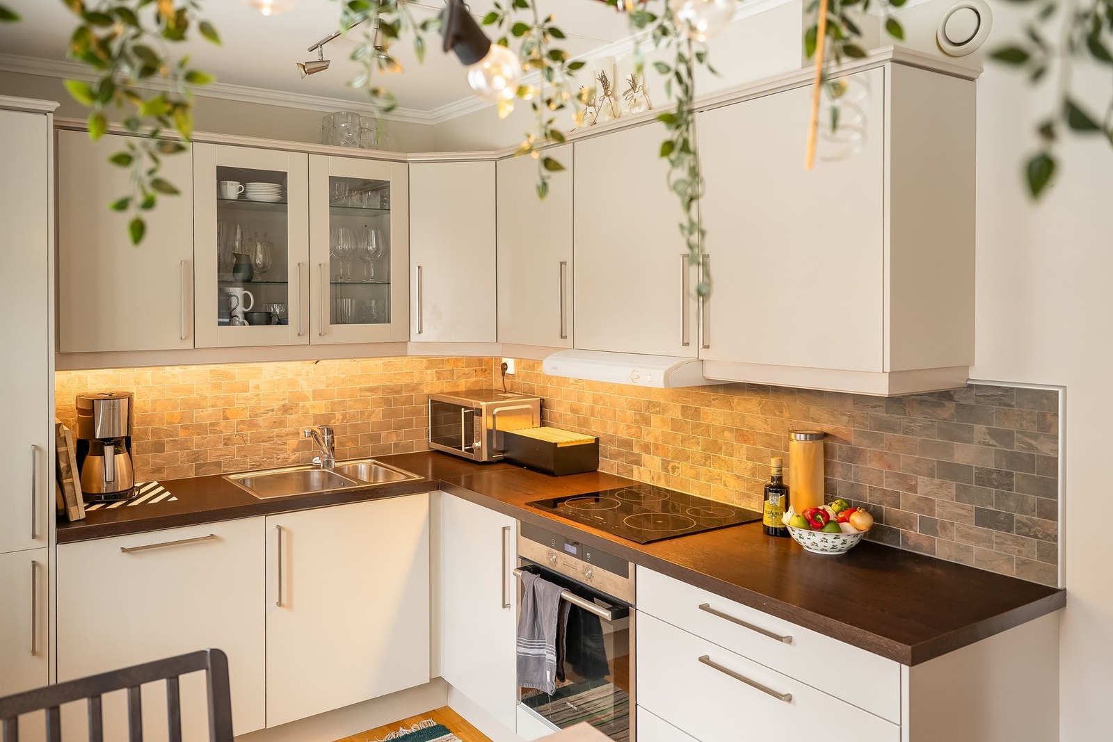 Hvitevarene består av kombiskap, oppvaskmaskin, platetopp, stekeovn og ventilator. Galleribilde