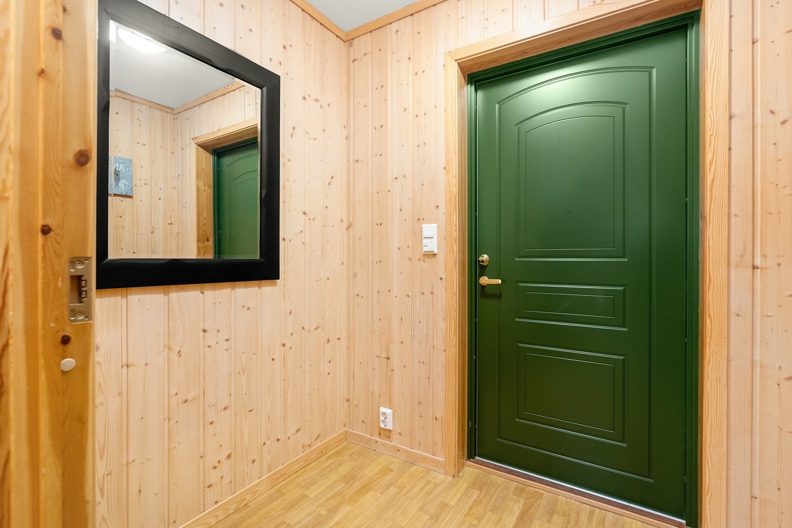 Leiligheten har en hyggelig entré med god plass til oppbevaringsmøblement for sko- og yttertøy. Galleribilde