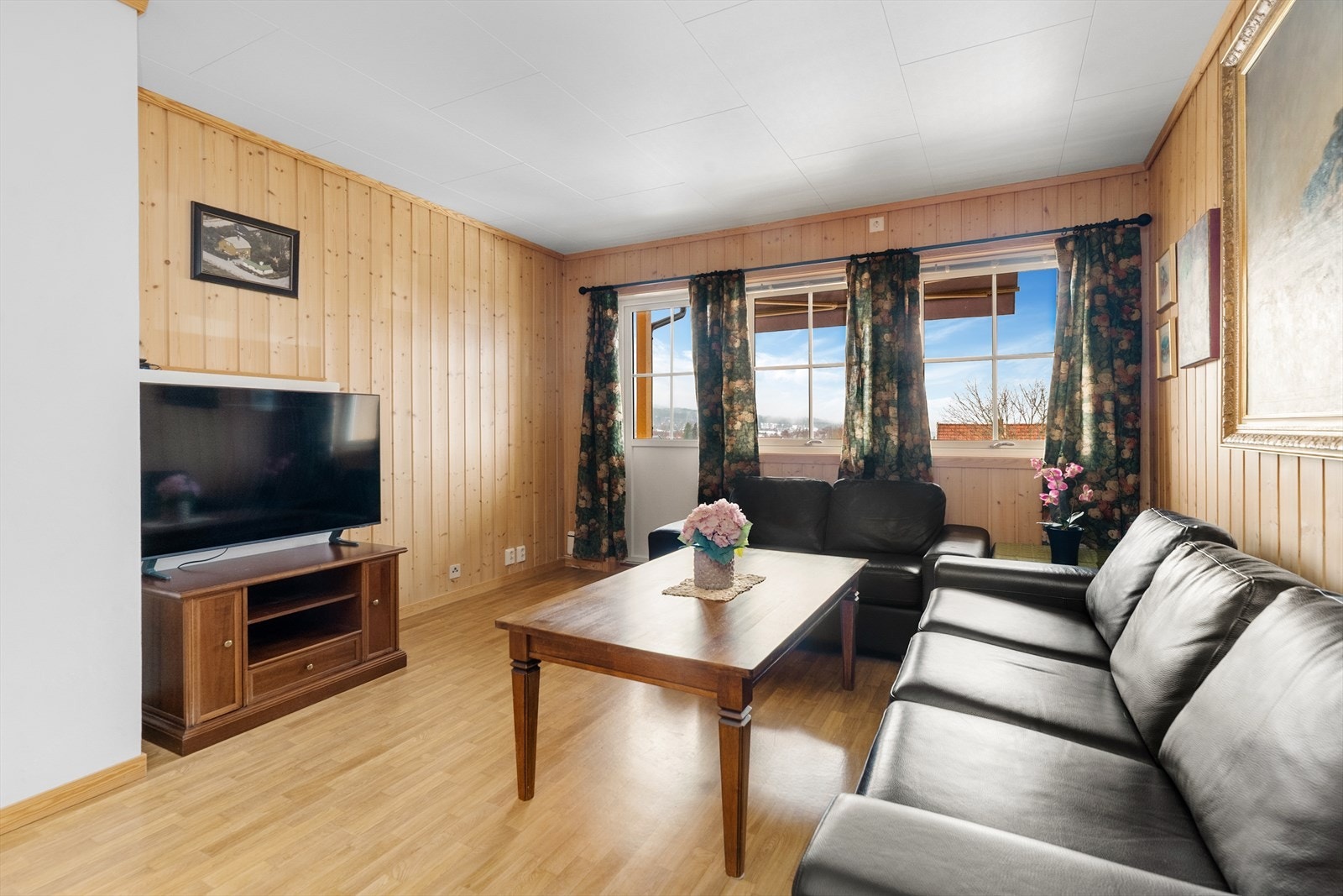 I stuen er det fin plass til sofagruppe og det er rikelig med lysinnslipp fra gode vinduflater. Galleribilde