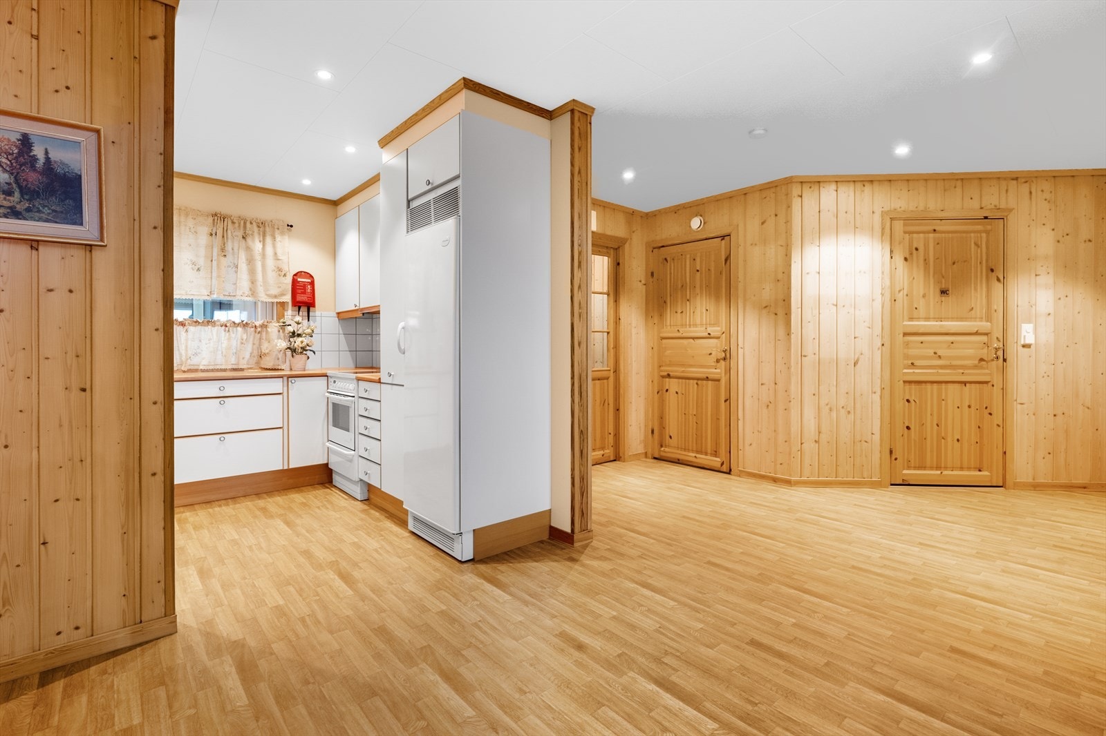 Overflater i leiligheten består hovedsakelig av belegg på gulv, trepanel og panelplater på vegg og plater i himling. Det er varme i gulv på badet, entre og stuen. Galleribilde