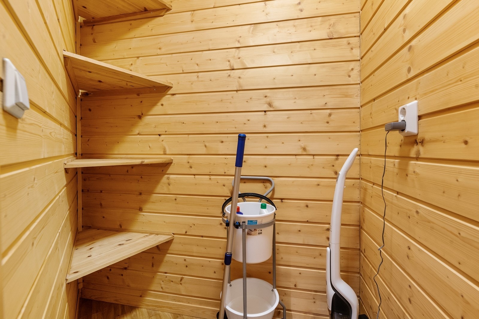 I leiligheten er det en praktisk innvendig bod som gir ekstra lagringsplass. Galleribilde