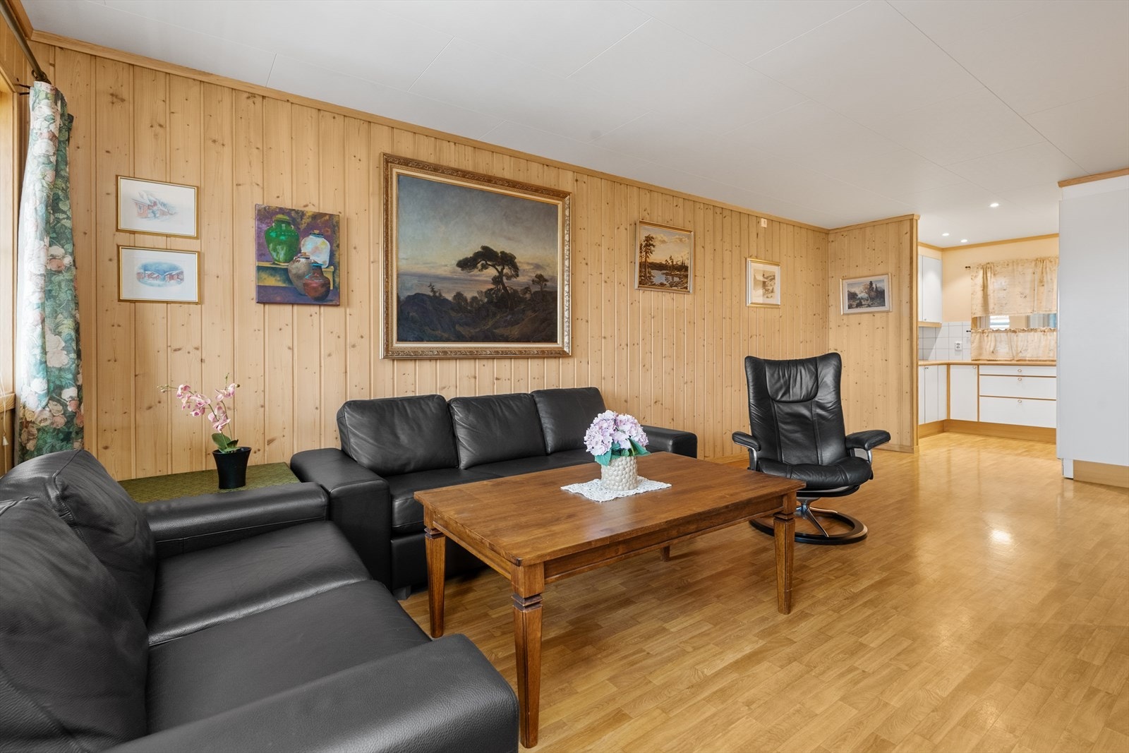 Stuen ligger i sosial og åpen løsning med kjøkkenet. Galleribilde