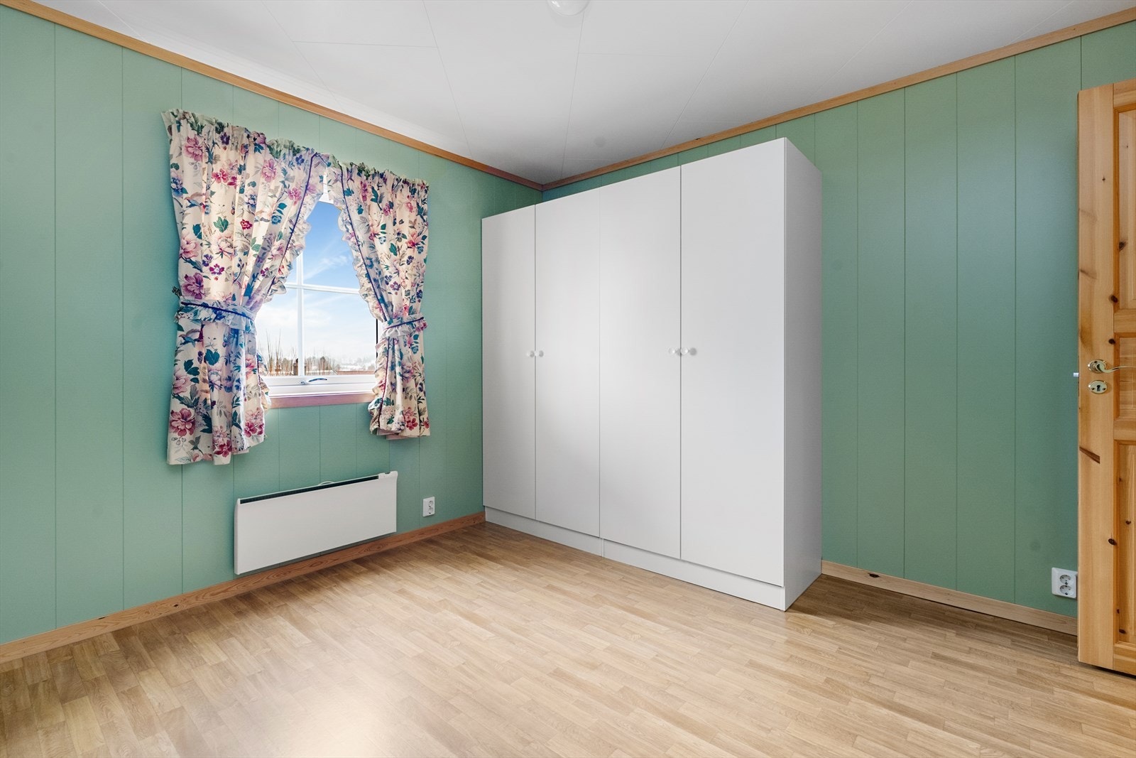 Leiligheten har 2 soverom med god plass til seng samt fin oppbevaringsplass for klær i garderobeløsning. Galleribilde