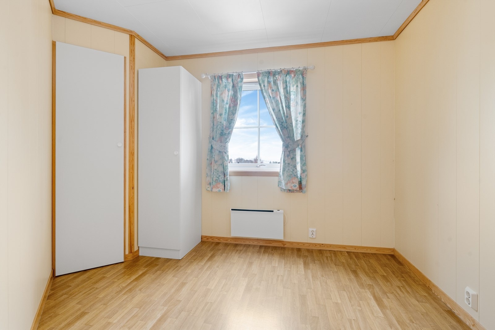 Det ene soverom har også kott med ytterligere oppbevaringsplass. Galleribilde