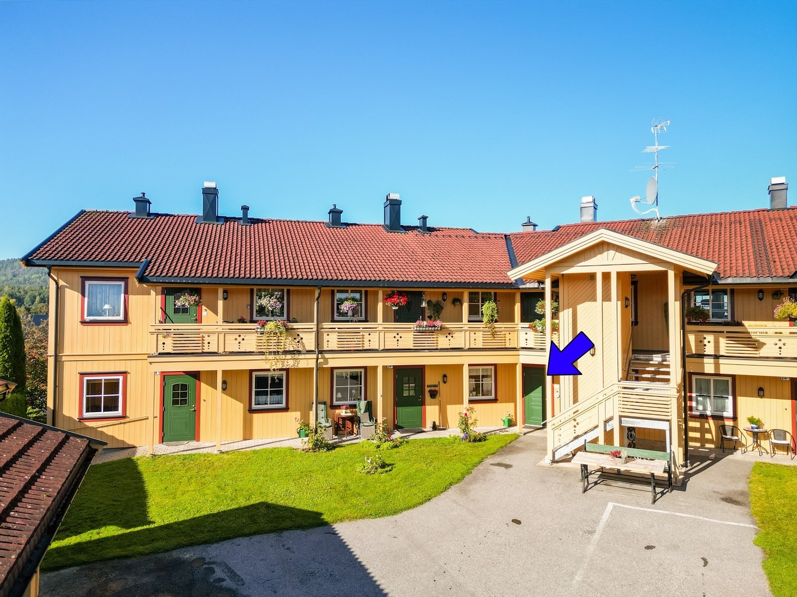 Leiligheten ligger fint til i 1. etasje med enkel og praktisk adkomst fra bakkeplan. Galleribilde