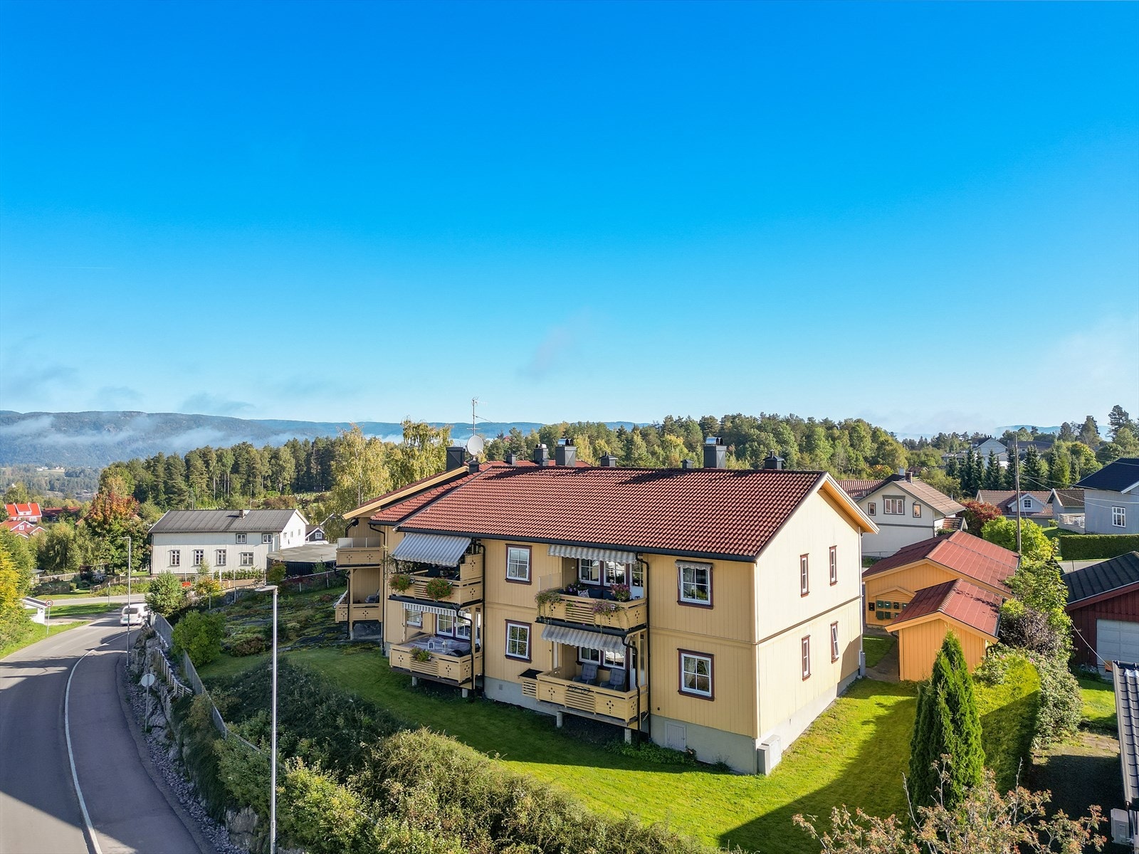 Lettstelt og trivelig selveierleilighet med fin beliggenhet i et veletablert og attraktivt boligområde på Berget, på Ulefoss. Galleribilde