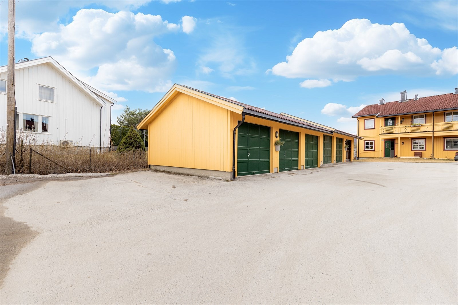Det medfølger egen garasjeplass og utvendig bod, beliggende i separate fellesanlegg. Videre har sameiet 3 gjeste parkeringsplasser. Galleribilde