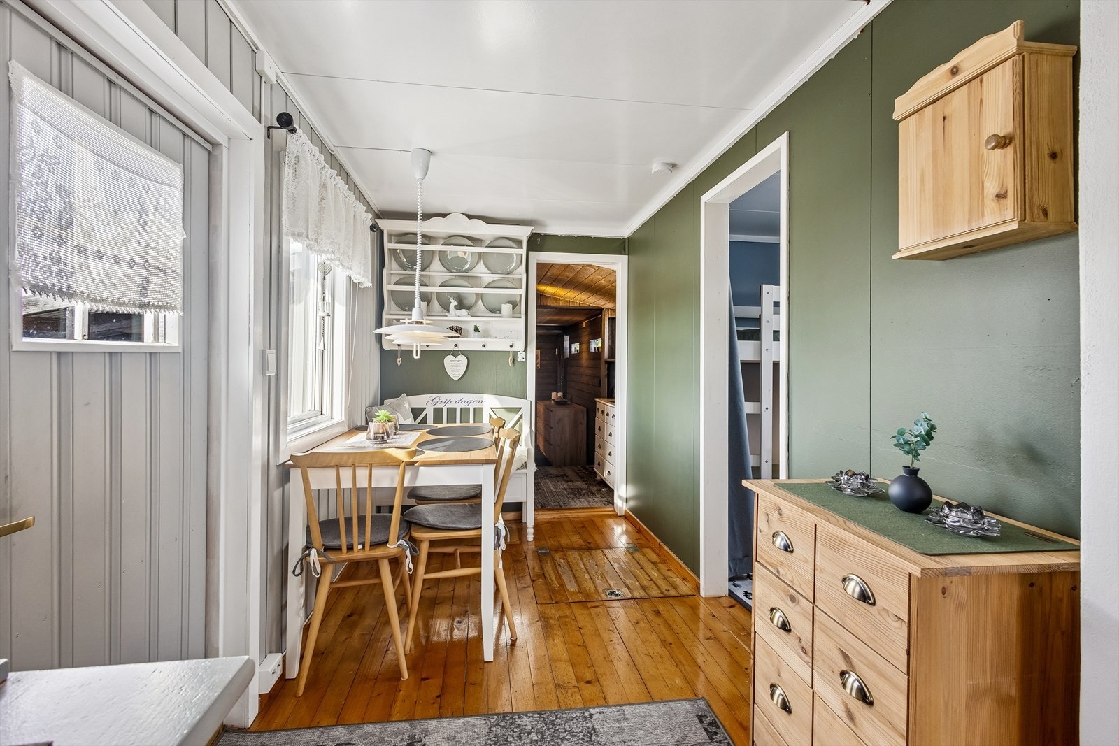 Fra spiseplassen ser man videre mot kjøkkenet og gangen, noe som gir en god romfølelse. Galleribilde