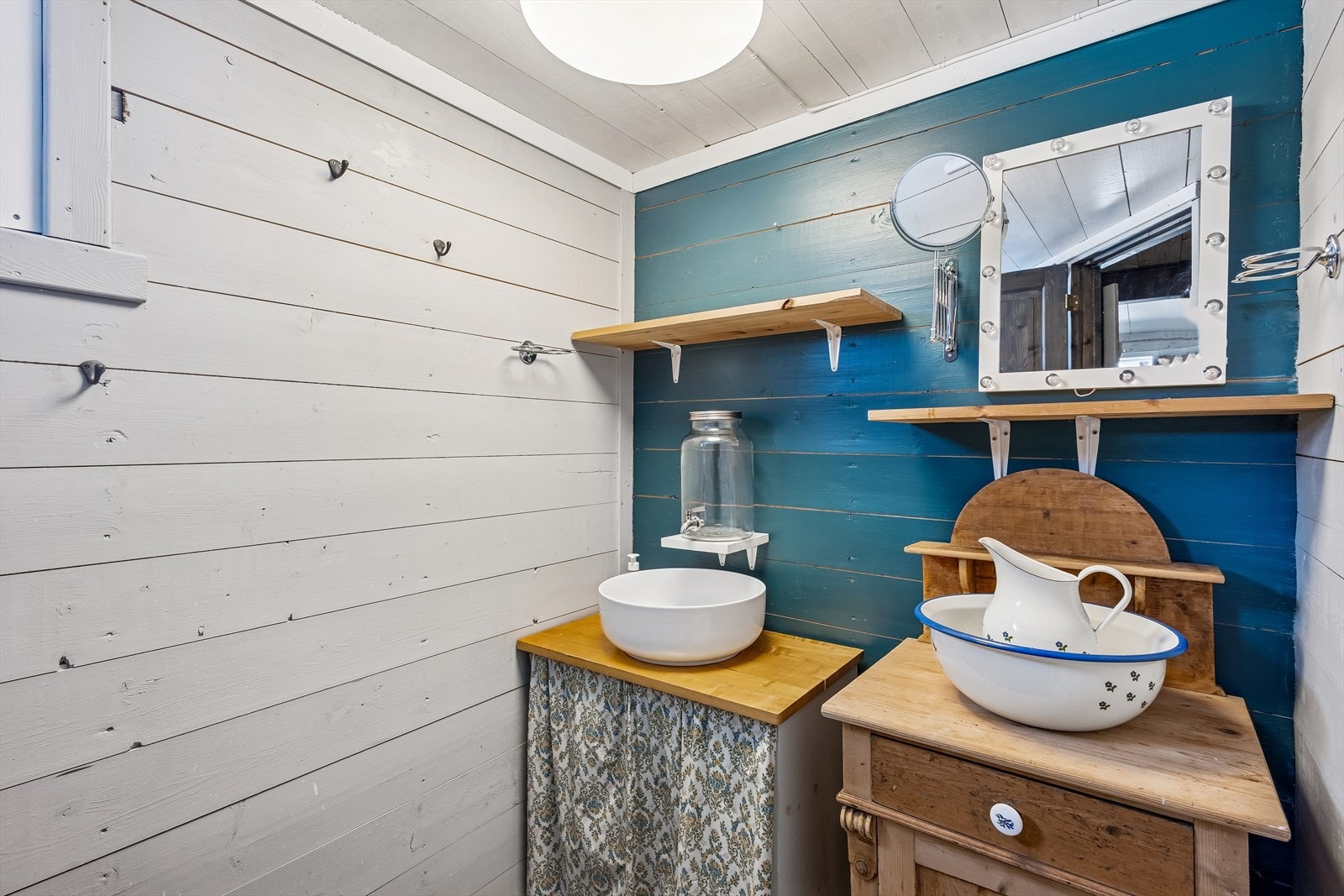 Sanitærrommet har en enkel løsning med servant. Avløp fra vasken går til en bøtte, da det ikke er innlagt vann. Galleribilde