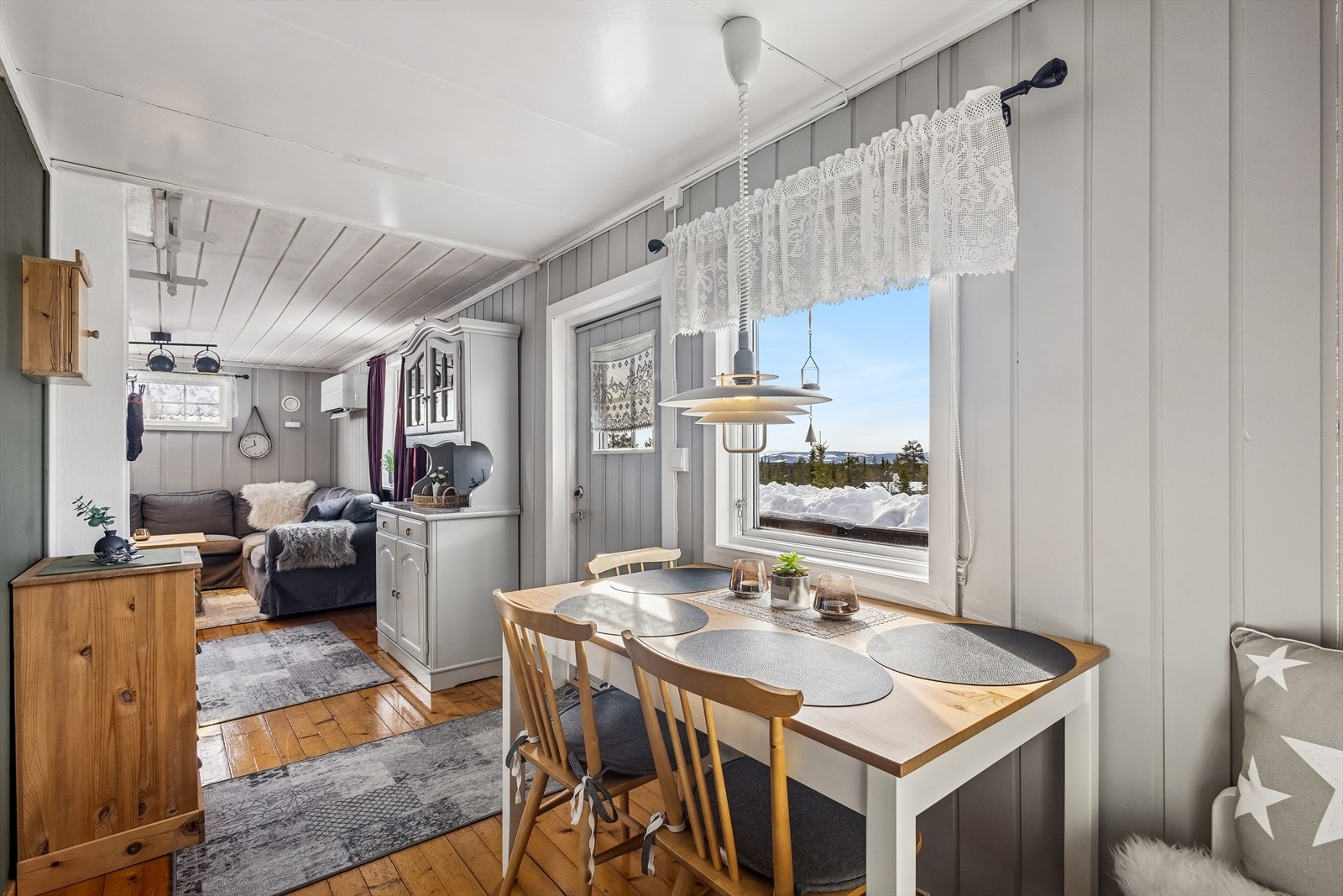 Gjennomgående tregulv binder spisestuen og stuen sammen. Galleribilde