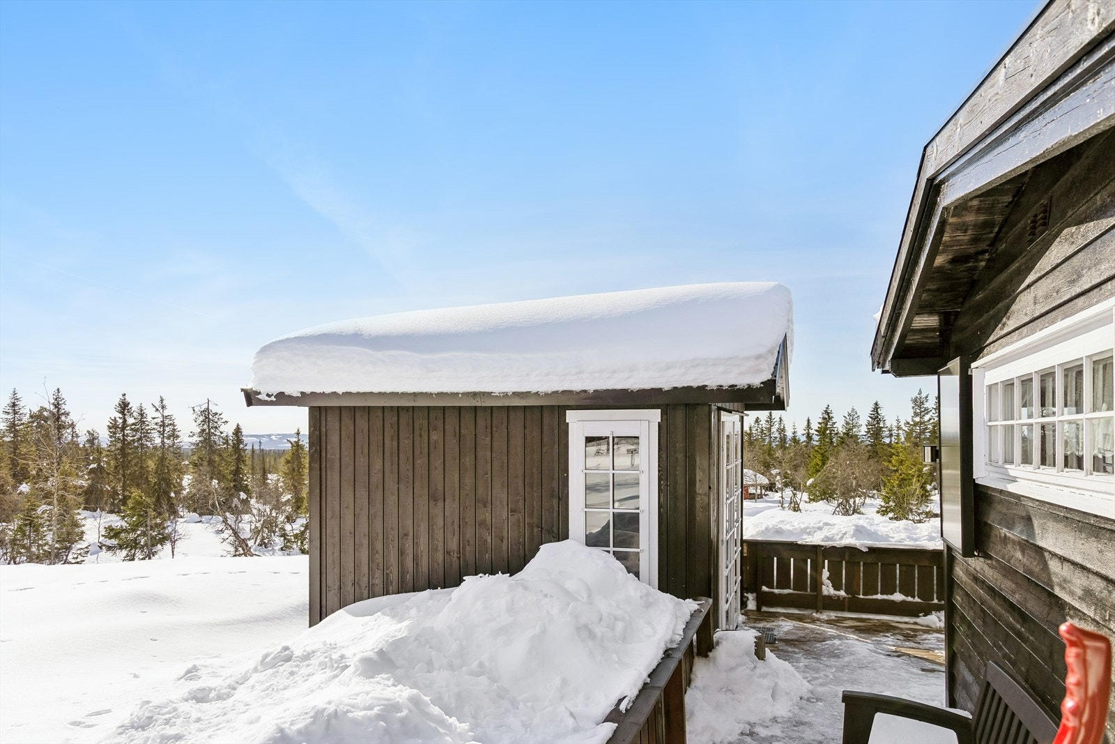 Fra terrassen har man utsikt over nærområdet og direkte tilgang til den nye utestuen. Galleribilde