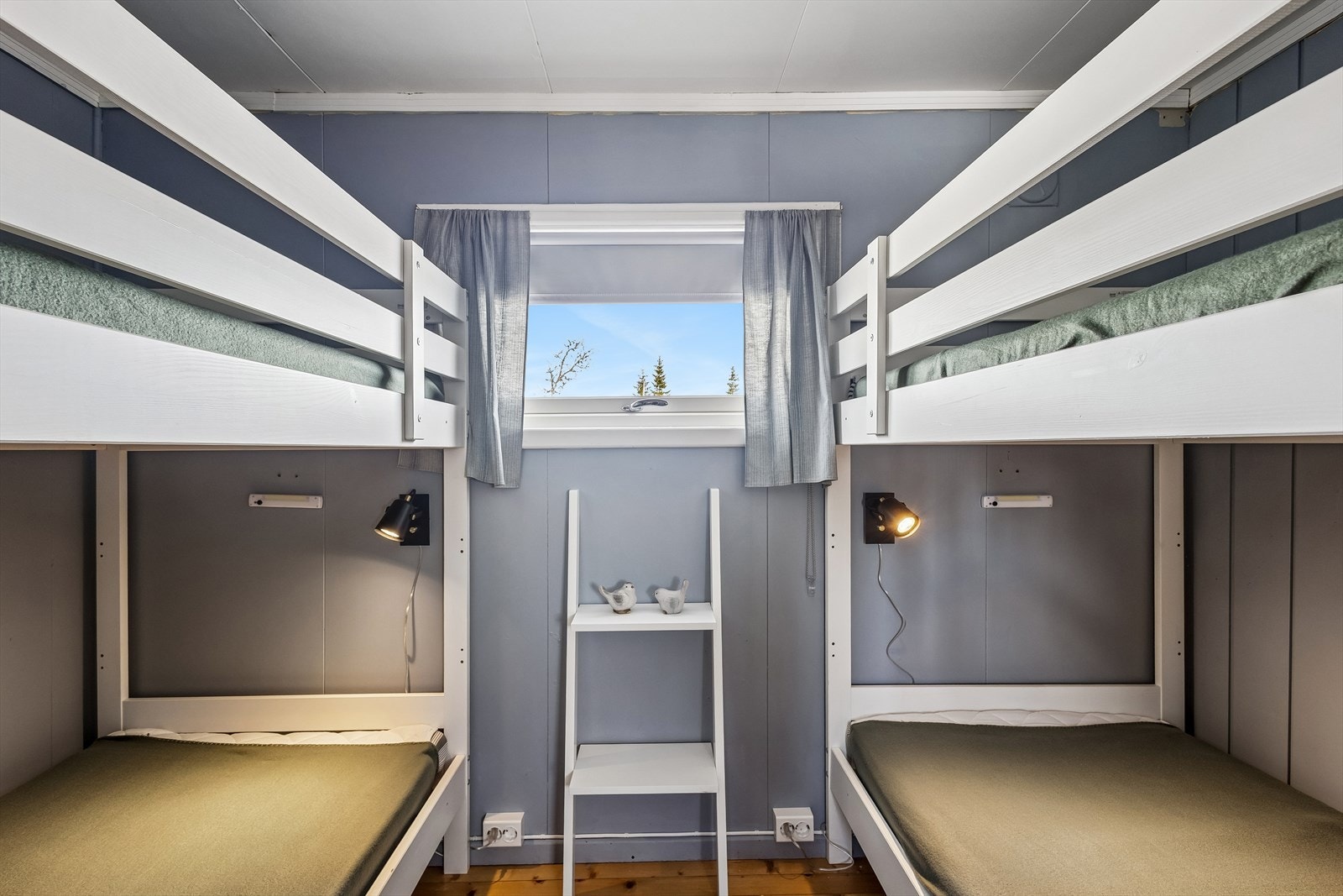 Hyttas soverom er arealeffektivt innredet med plassbygde køyesenger for fire personer. Galleribilde