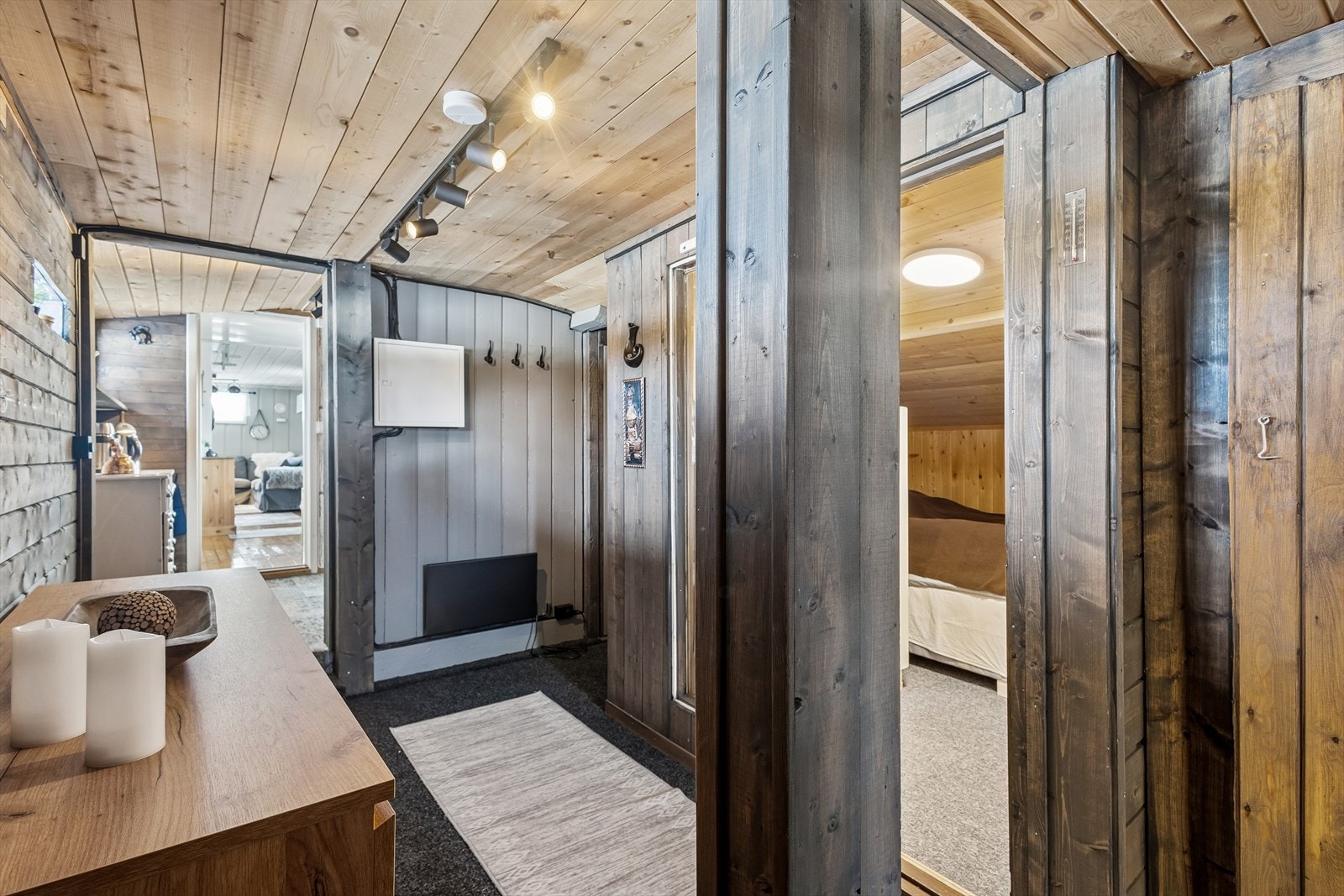 Fra gangen er det tilgang til hyttas ulike soner, inkludert en praktisk sovealkove og boder. Galleribilde