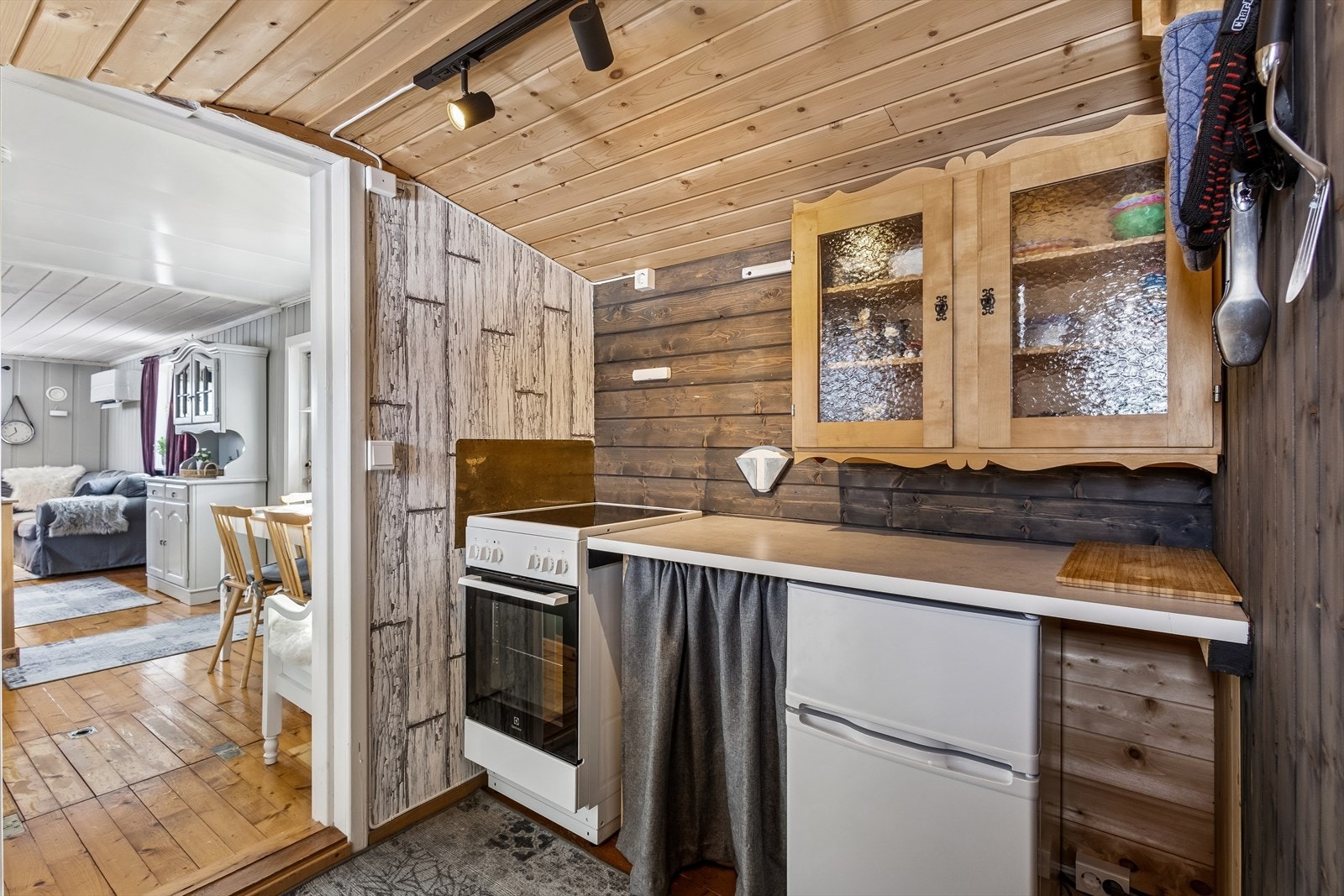 Innredningen inkluderer kjøleskap og komfyr. Galleribilde