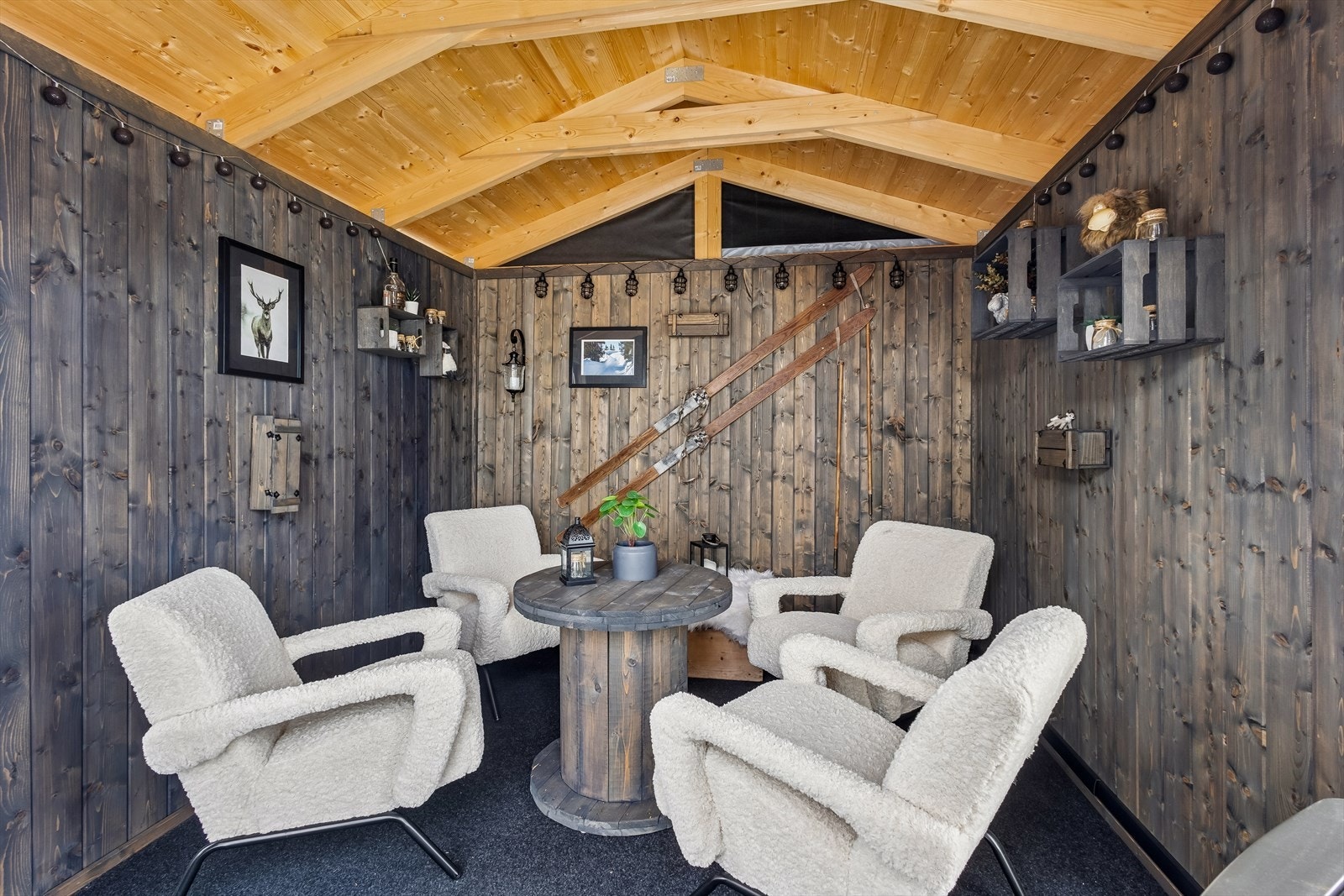 Den frittstående utestuen på 8 m² ble oppført i 2022 og gir et verdifullt ekstra oppholdsrom. Galleribilde