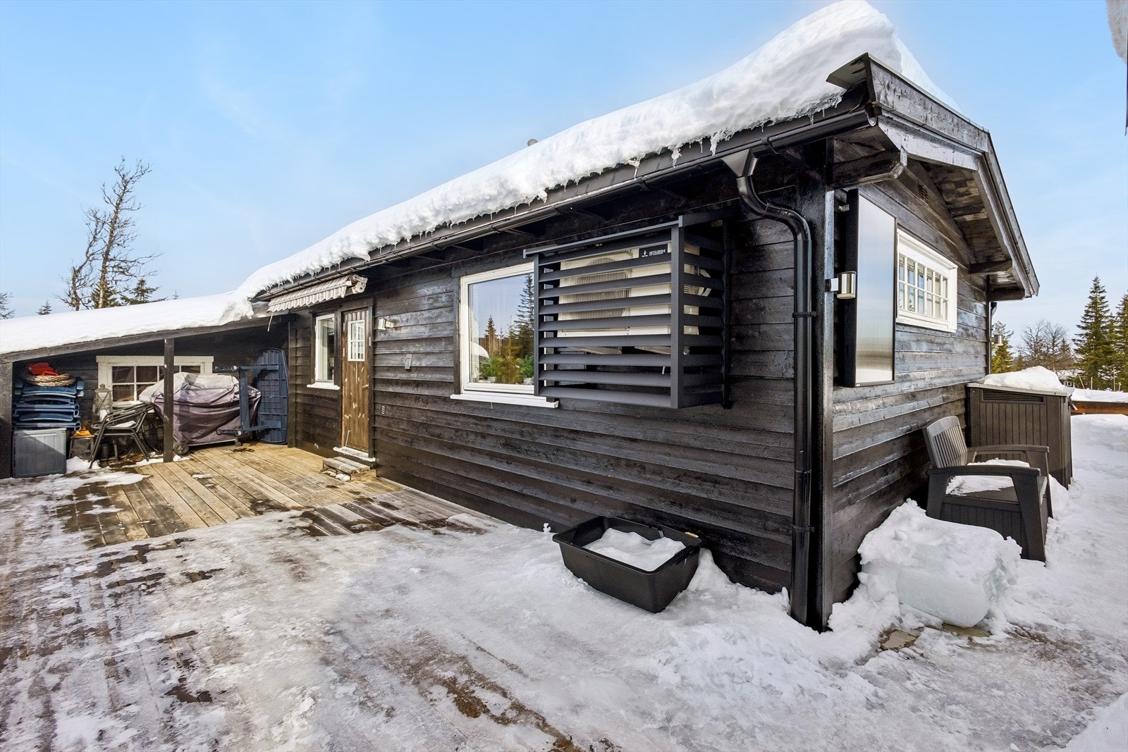 Fasaden er kledd i bindingsverk med liggende bordkledning, og taket har stålplater. Galleribilde