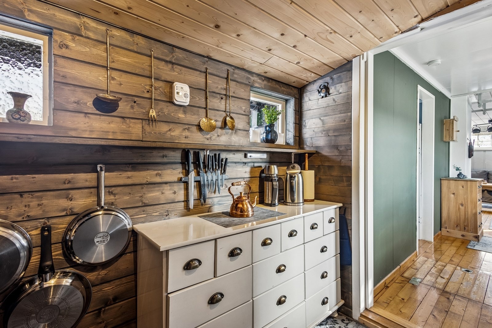 Kjøkkenet er enkelt og funksjonelt, med god oppbevaringsplass i skuffer og på åpne hyller. Galleribilde