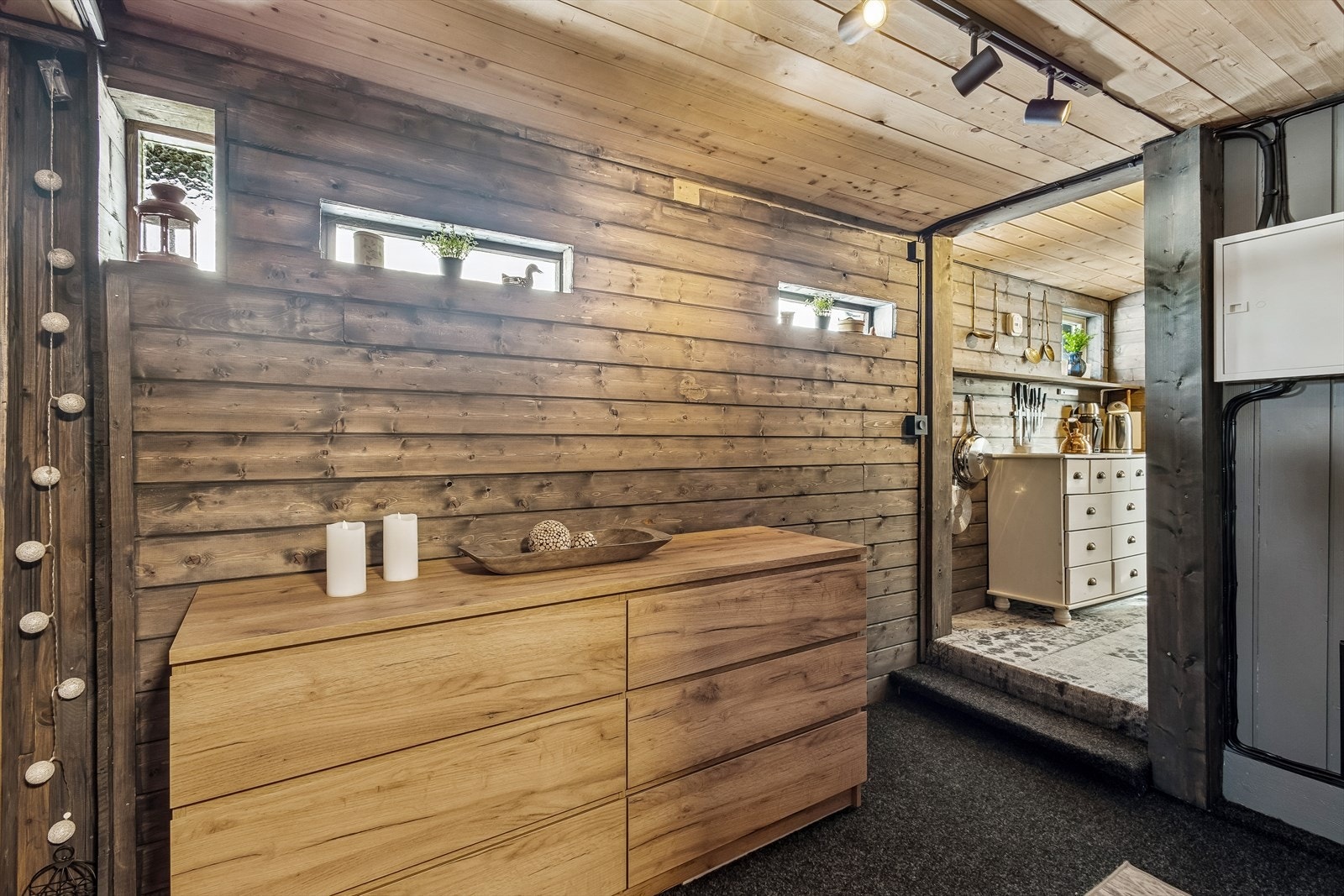 Inngangspartiet ønsker velkommen med en kombinasjon av beiset og malt panel som setter en lun stemning. Galleribilde