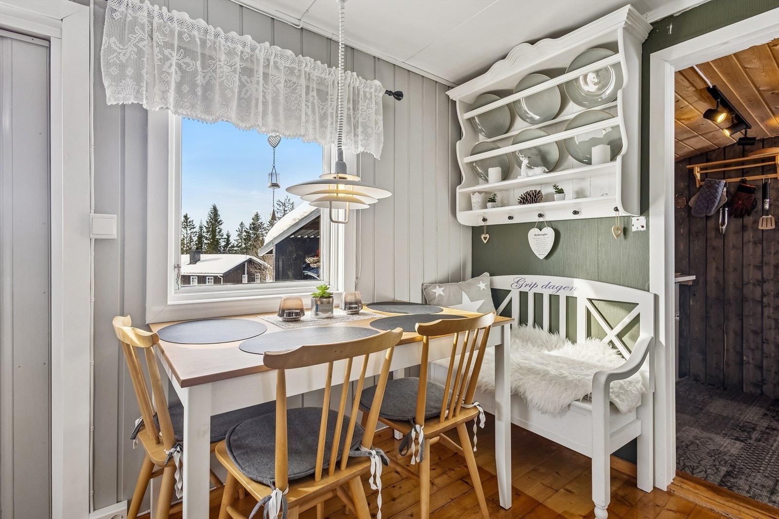 Spiseplassen er et hyggelig samlingspunkt med plass til en sittegruppe. Galleribilde