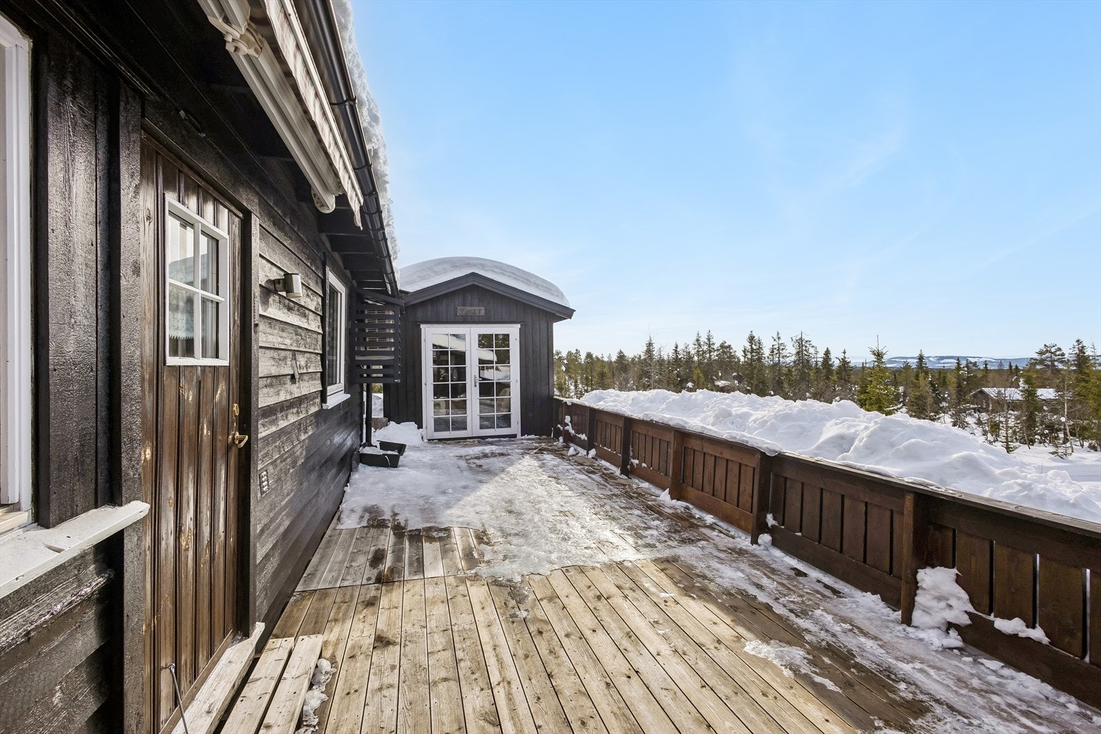 Den store, sørvendte terrassen på 42 m² går rundt deler av hytta og gir rikelig med plass for utemøbler. Galleribilde