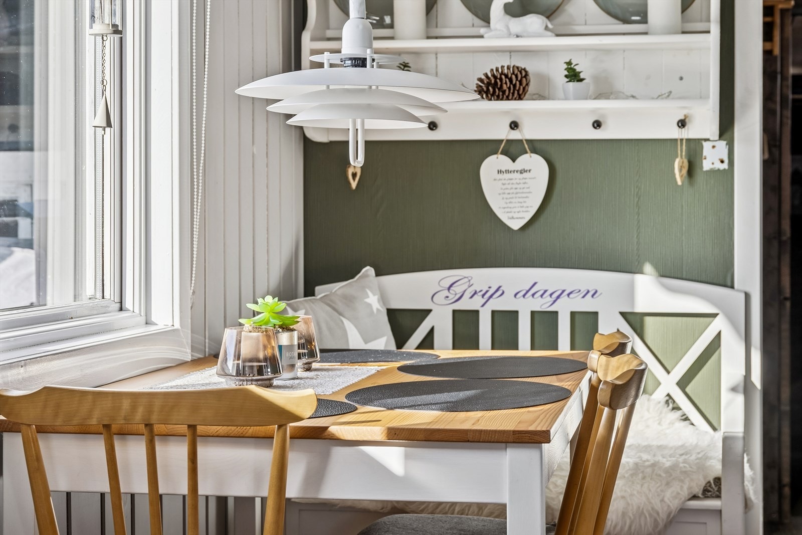 Detaljer som den plassbygde benken bidrar til den autentiske hyttefølelsen. Galleribilde