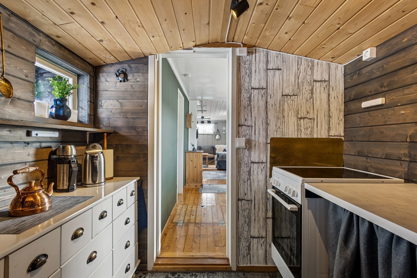 Fra kjøkkenet er det åpen passasje videre inn mot spisestuen og stuen. Galleribilde