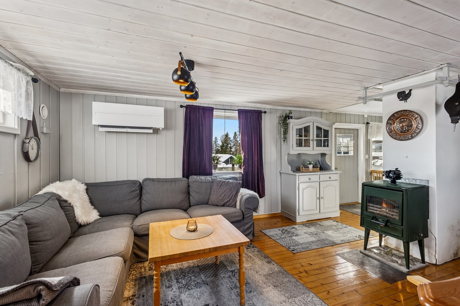 En kombinasjon av vedfyring og elektrisk oppvarming med panelovner sikrer komforten gjennom hele året. Galleribilde