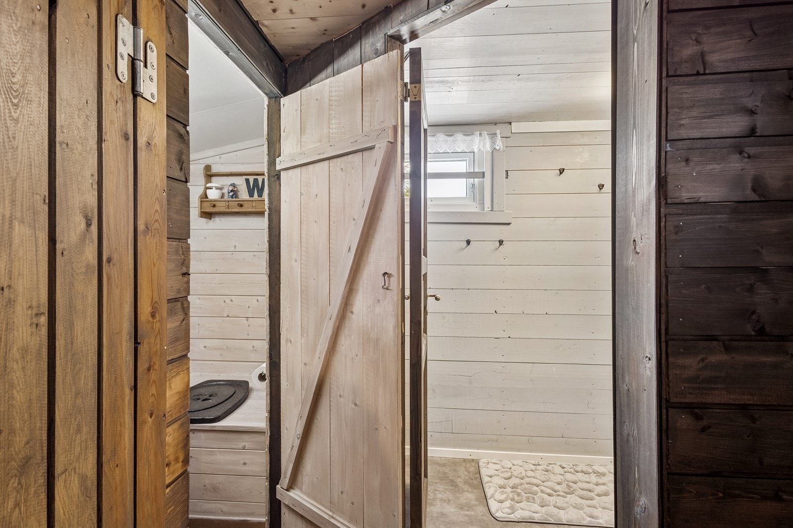 Eiendommen har en tradisjonell utedo, plassert lett tilgjengelig fra gangen. Galleribilde