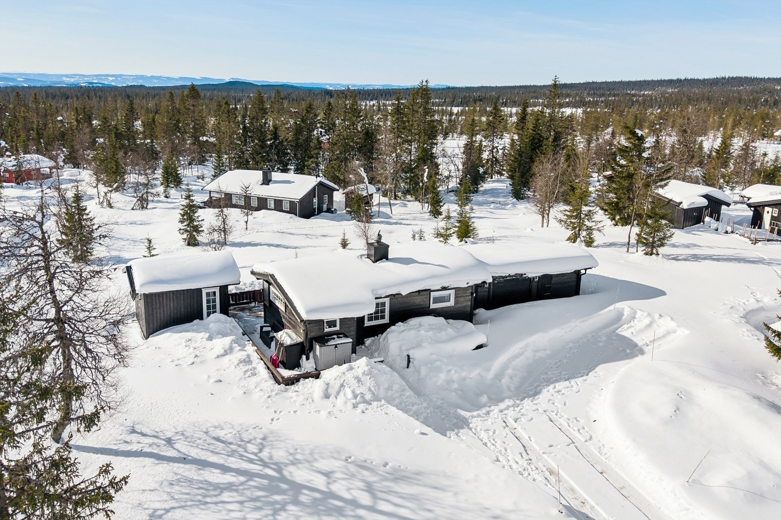Eiendommen ligger i et etablert hytteområde med umiddelbar nærhet til naturen og et rikt friluftsliv. Galleribilde