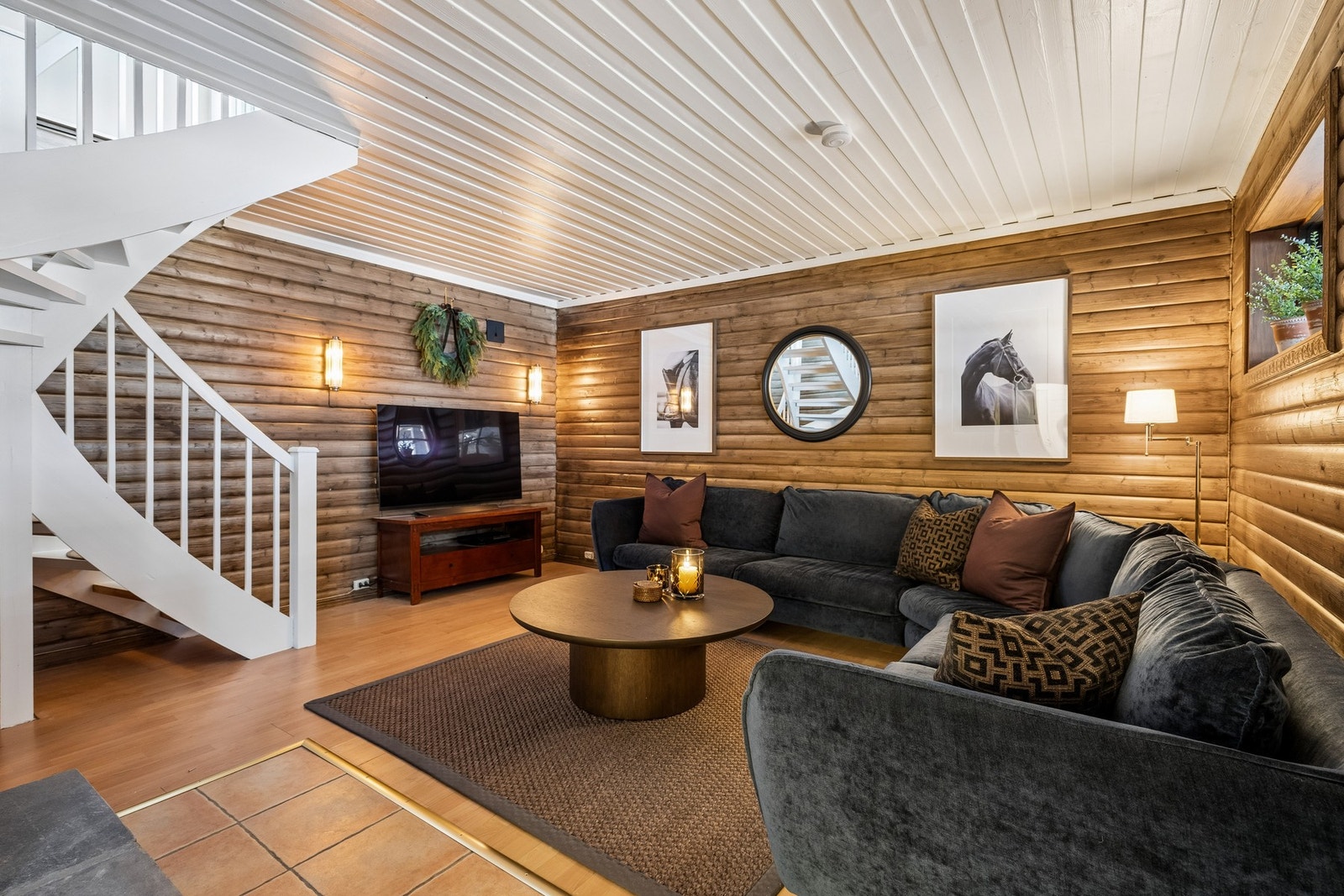 Det er trapp fra stue ned i rom som brukes til kjellerstue. Kjellerstuen er ikke omsøkt Galleribilde