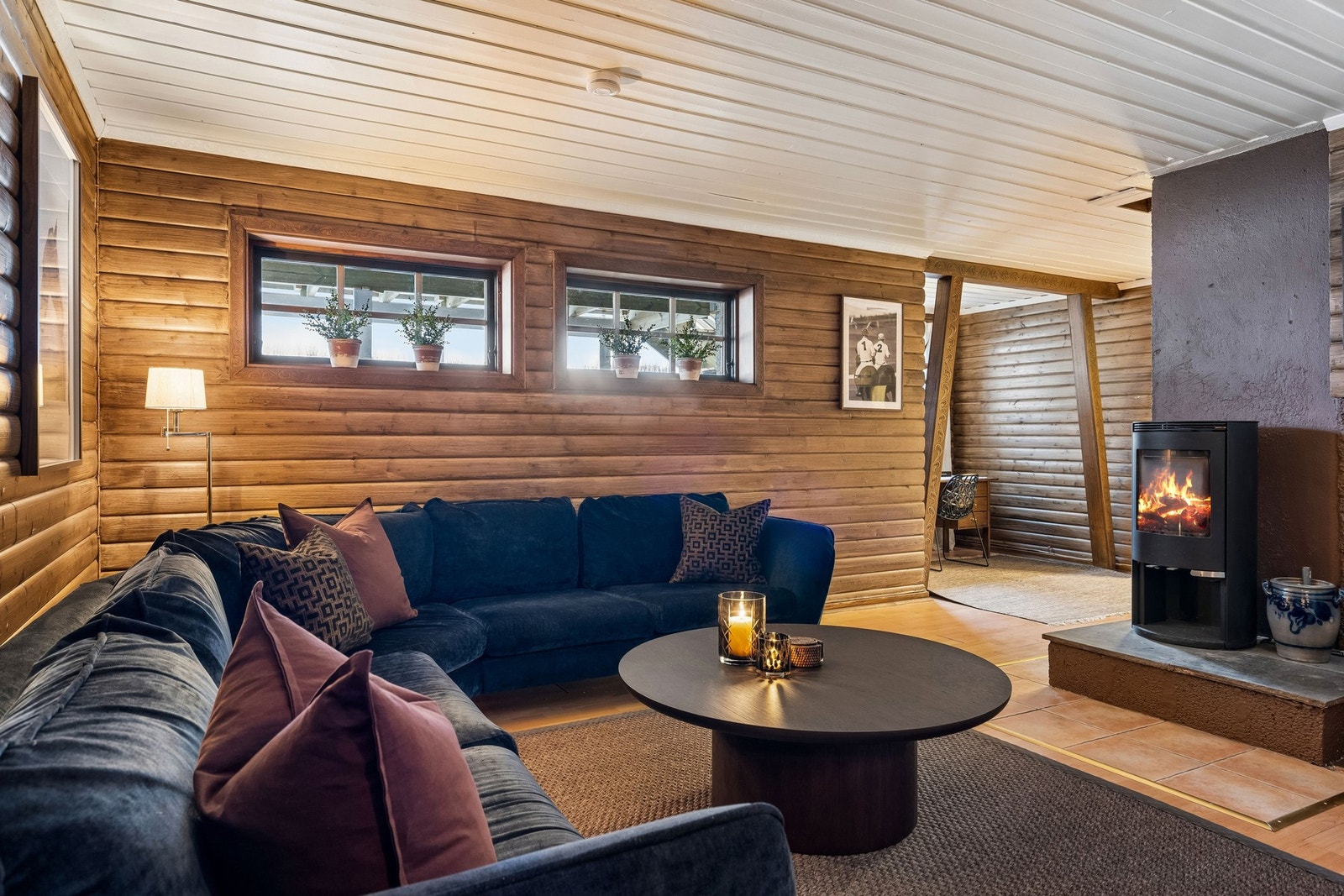 Lekker stil i rom som brukes som kjellerstue med beiset tømmervegger Galleribilde