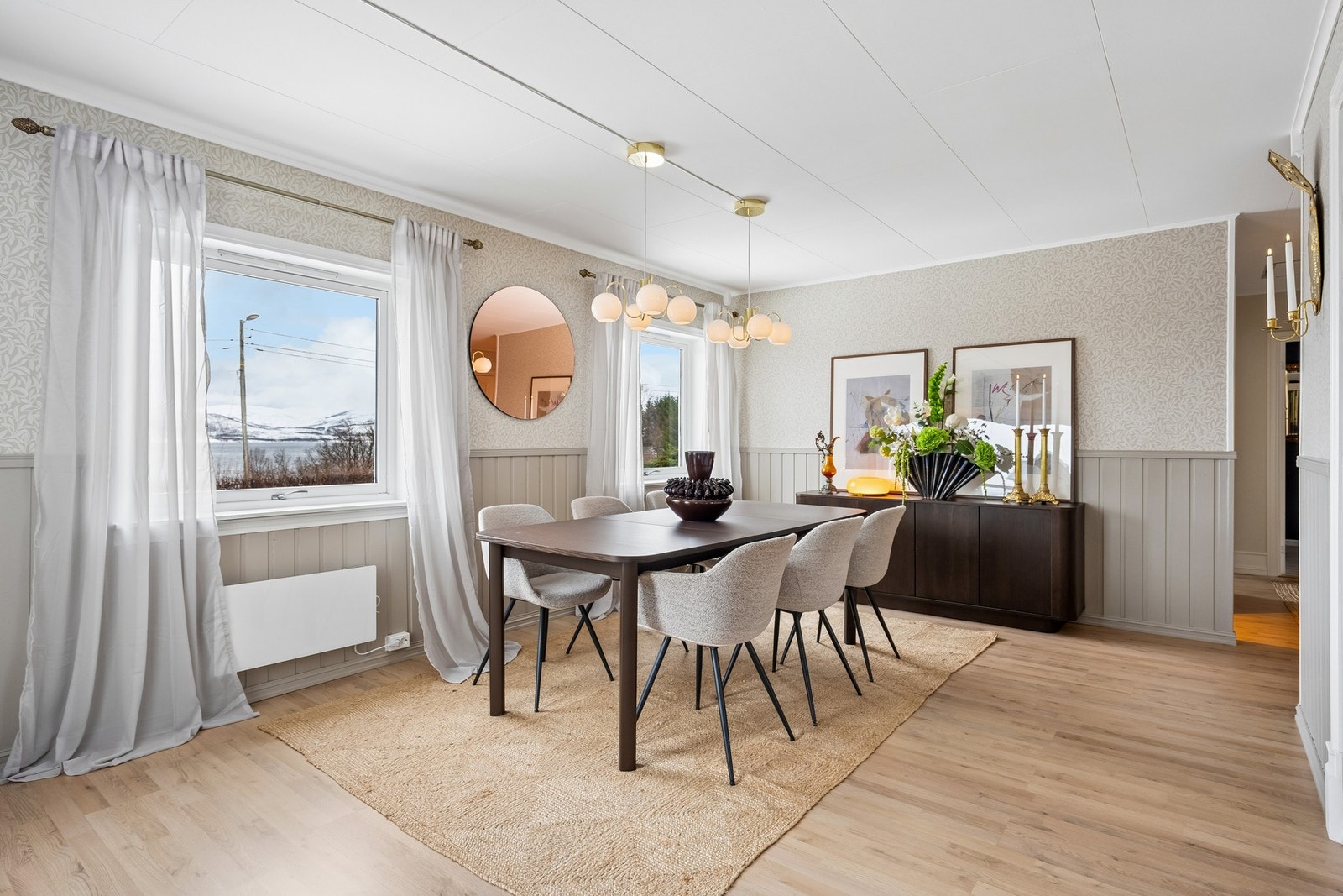 Lys spisestue med god plass til både spisebord og oppbevaring Galleribilde