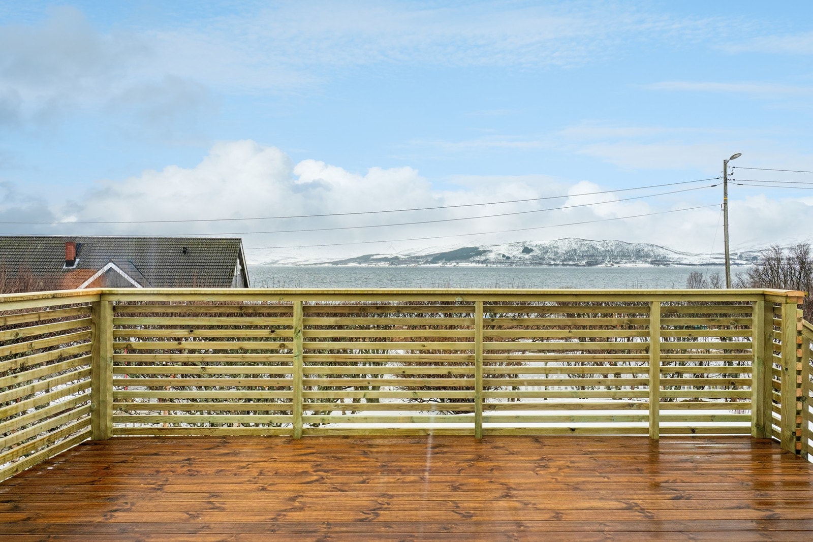 Det er også bygget ny veranda i 2026 hvor man kan nyte gode sol-og utsiktsforhold Galleribilde