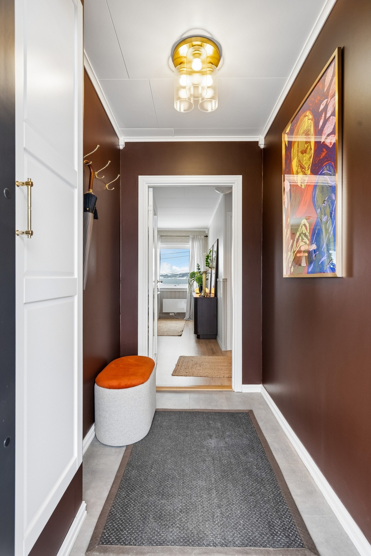 Velkommen inn! Entré med praktisk garderobeløsning Galleribilde