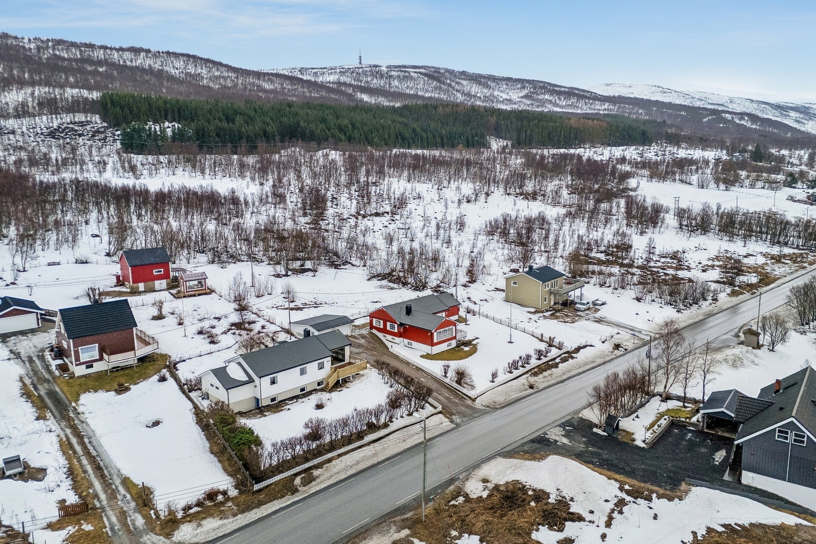Kroken er ca 5 minutter unna med bil hvor man finner matbutikk, skoler, barnehager og fritidsaktivitet Galleribilde