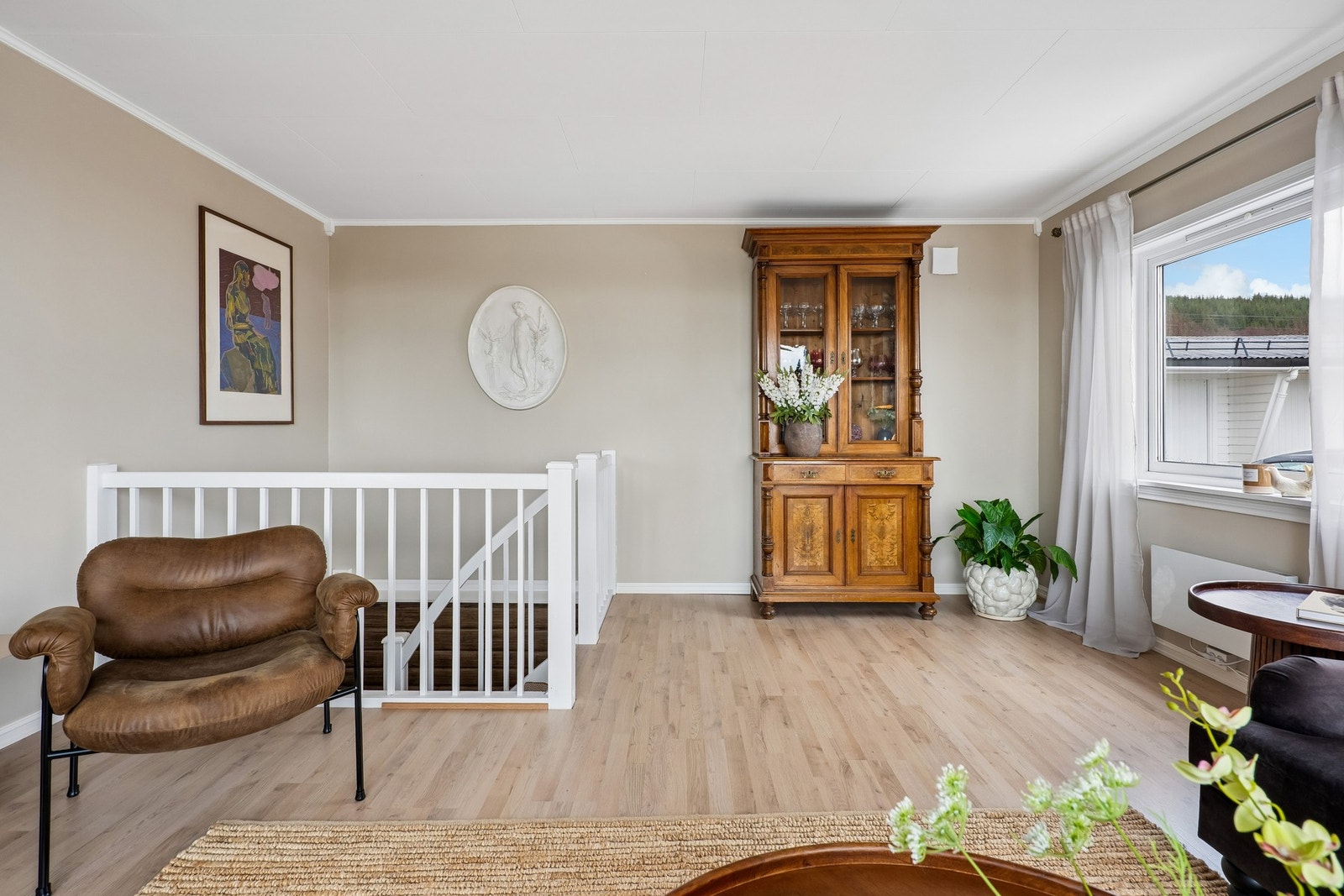 Stuen er malt i moderne farger med nye overflater og nytt gulv Galleribilde