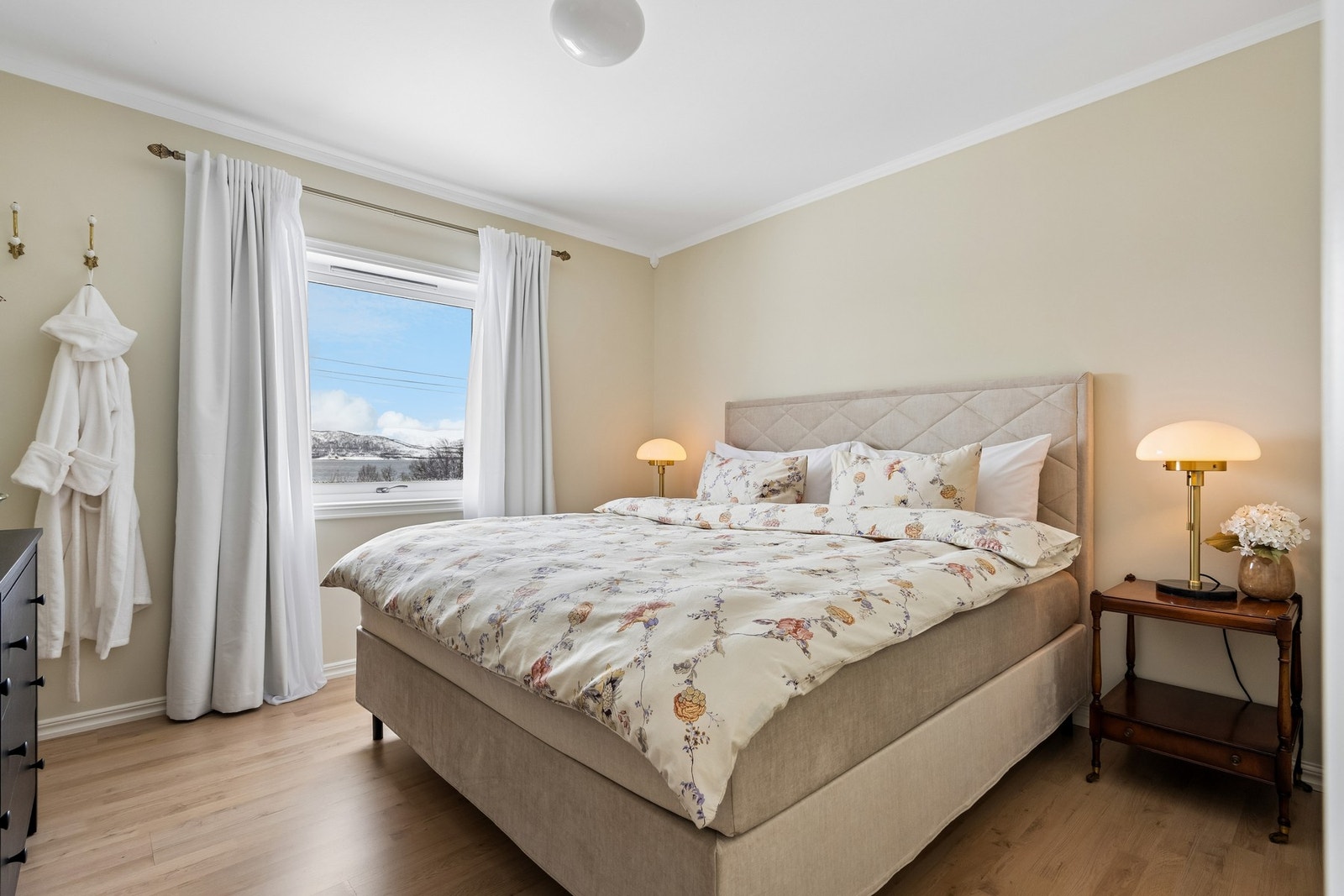 Soverom 1 har god plass til møblering som dobbeltseng og garderobeløsning Galleribilde