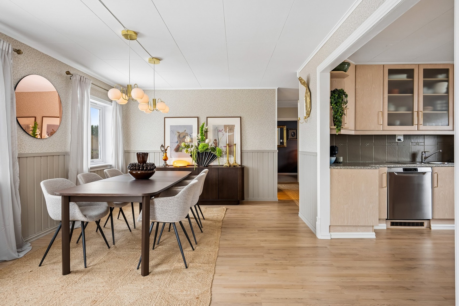 Spisestuen er åpen og luftig som gir flere møbleringsmuligheter Galleribilde