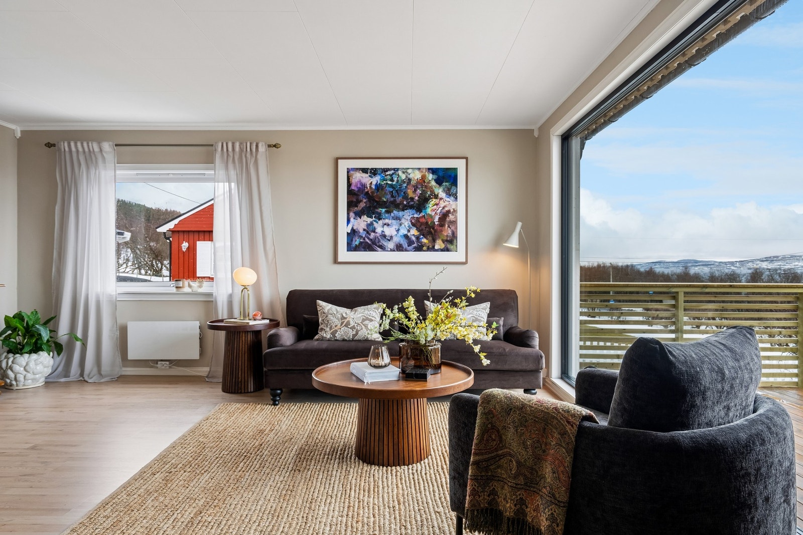 Stuen er romslig med god plass til ulike møbleringsmuligheter Galleribilde