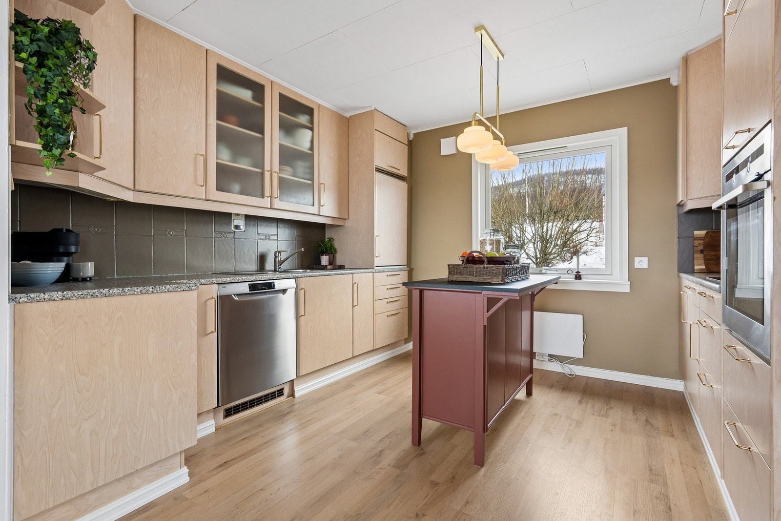 Kjøkkenet har rikelig med både skap-og benkeplass Galleribilde