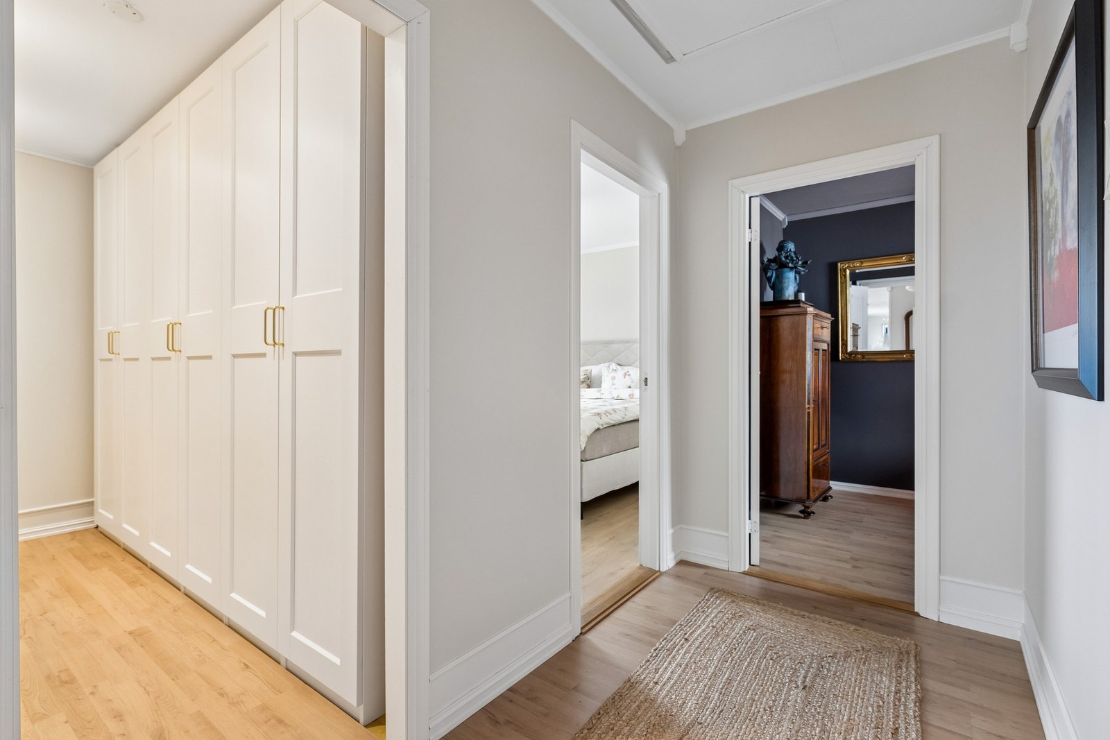 Gang med inngang til bod som brukes som walk-in closet Galleribilde