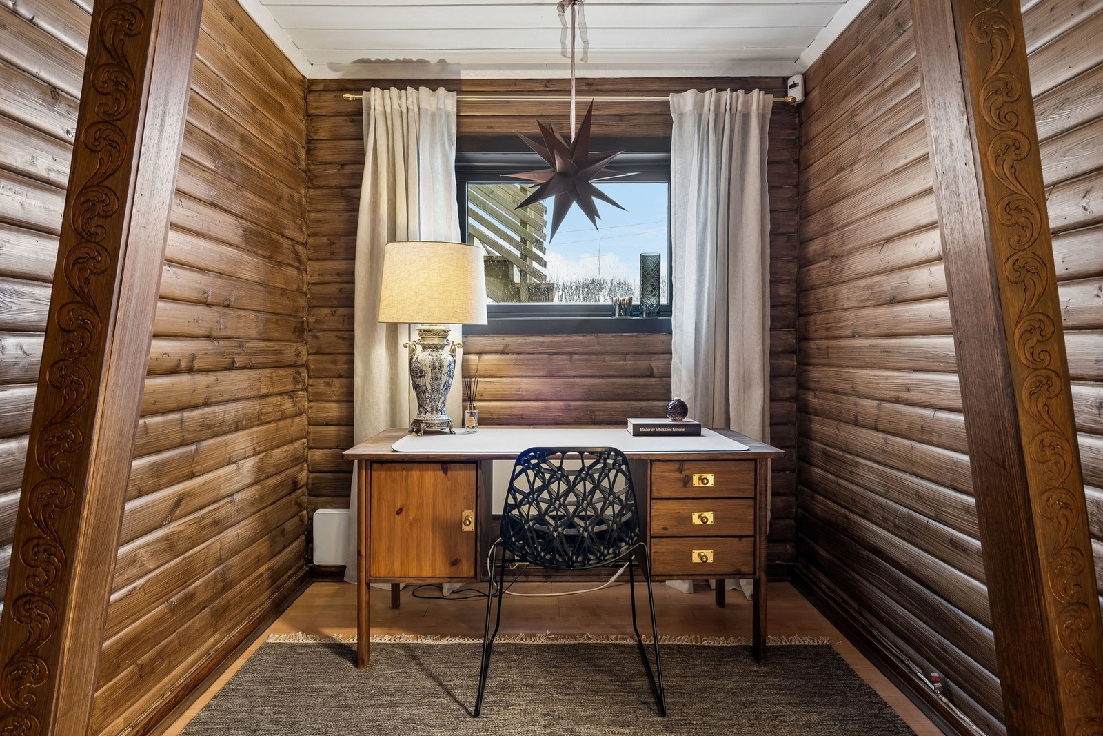 Det er laget kontor i rom som er betegnet som hobbyrom Galleribilde