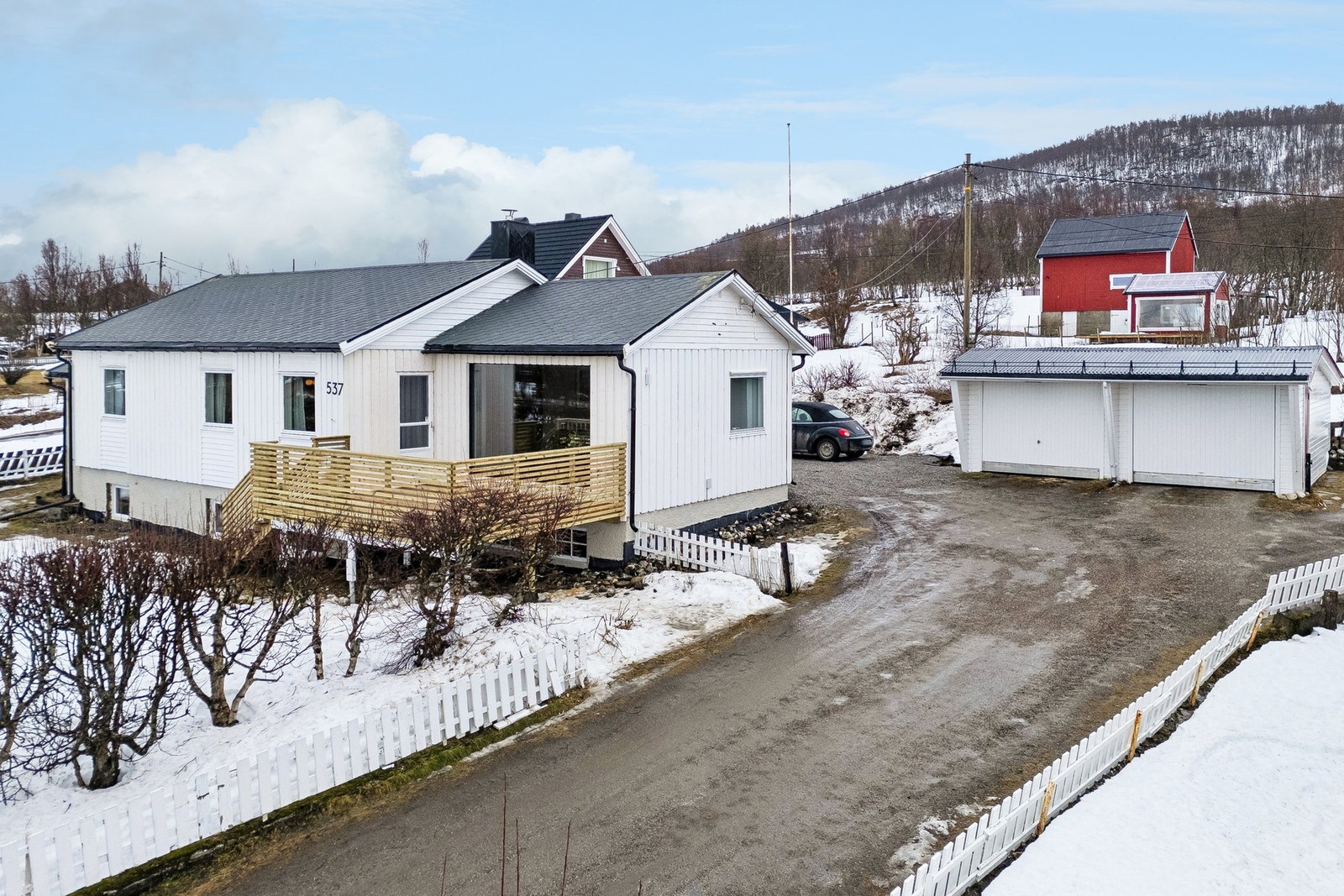 Bilen kan man parkere på oppstillingsplass på tomten eller i halvpart av dobbelgarasje Galleribilde