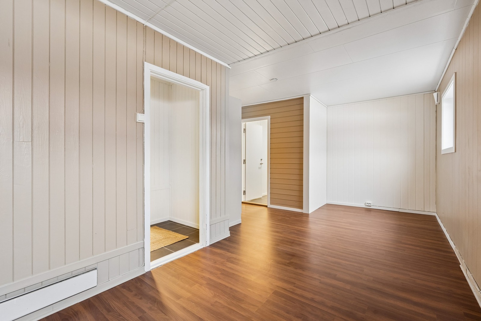 Rom som har blitt benyttet til stue i kjeller. Det er satt inn rømlingsvindu, men rommet er ikke omsøkt Galleribilde