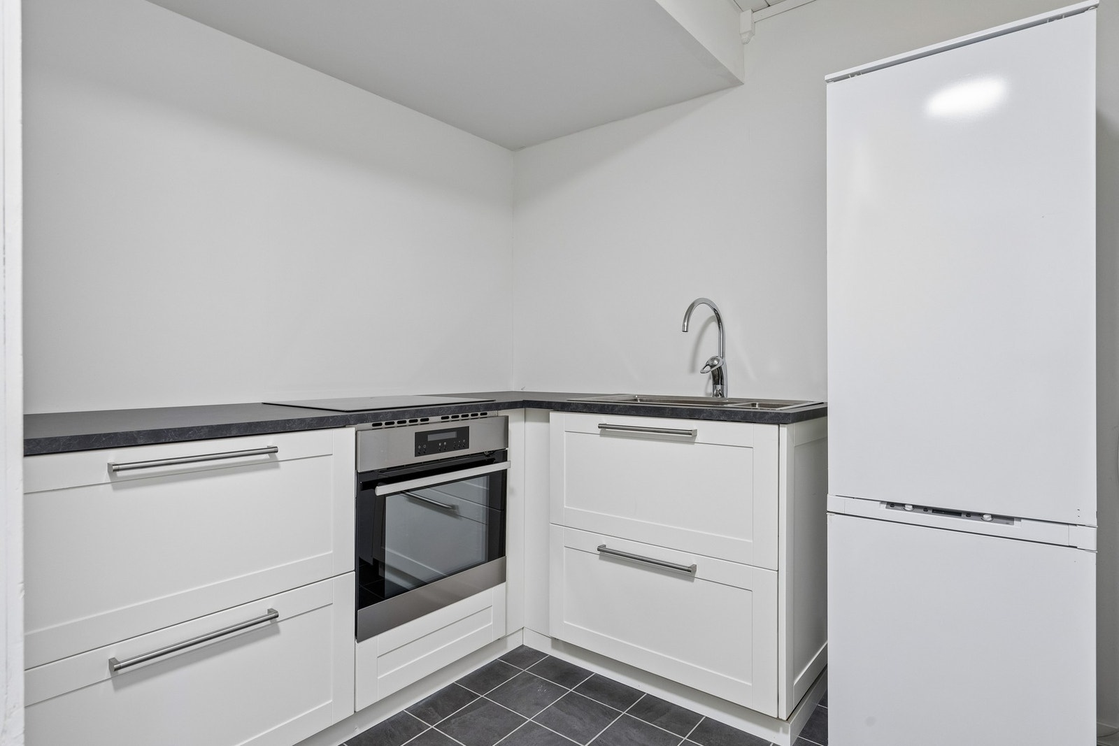 Rom som er innredet med kjøkken i kjeller Galleribilde