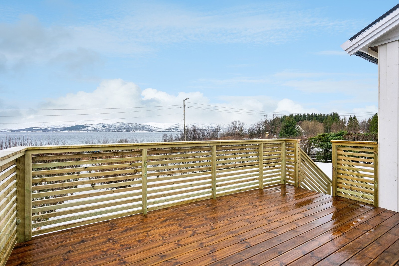 Praktisk løsning med trapp ned til hage fra veranda Galleribilde