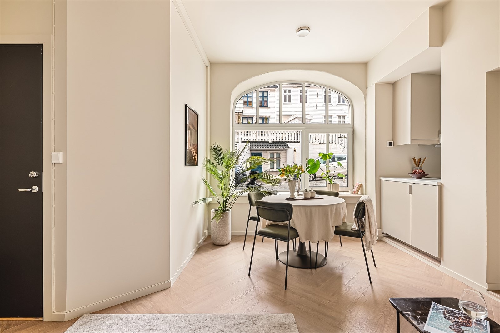 Den åpne løsningen mellom stue og kjøkken gir leiligheten et sosialt preg. Galleribilde